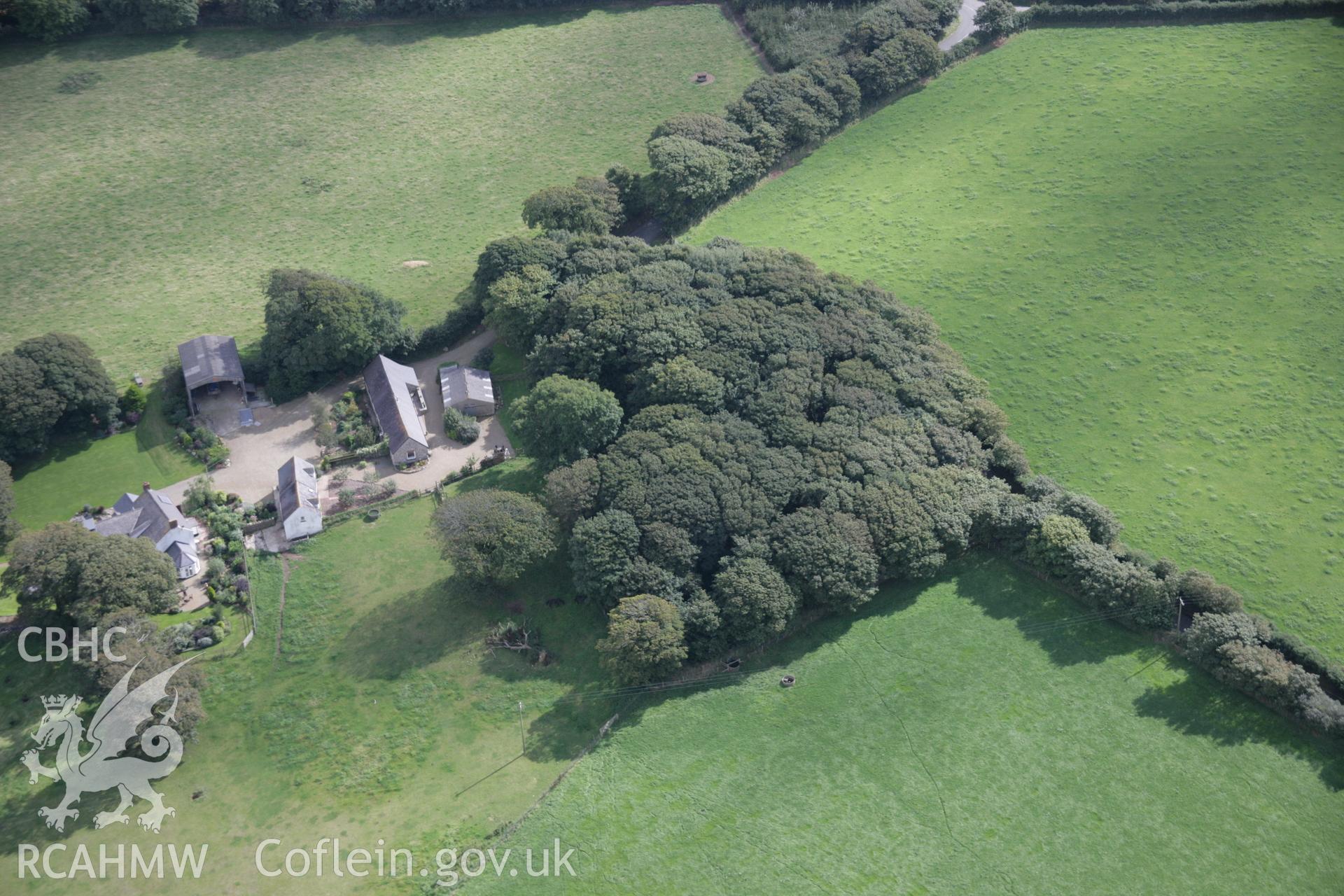 RCAHMW digital colour oblique photograph of Castle Villa Defended Enclosure viewed from the north. Taken on 01/09/2005 by T.G. Driver.