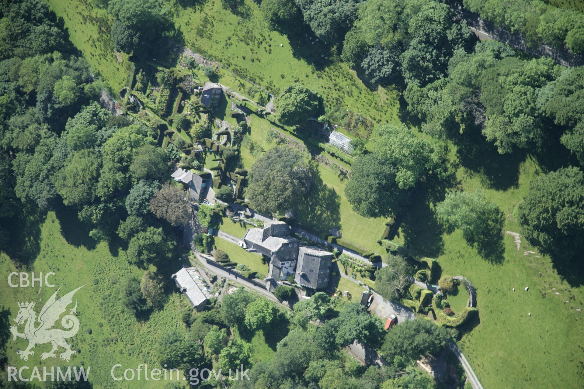 RCAHMW digital colour oblique photograph of the garden at Plas Brondanw, Garreg. Taken on 08/06/2005 by T.G. Driver.