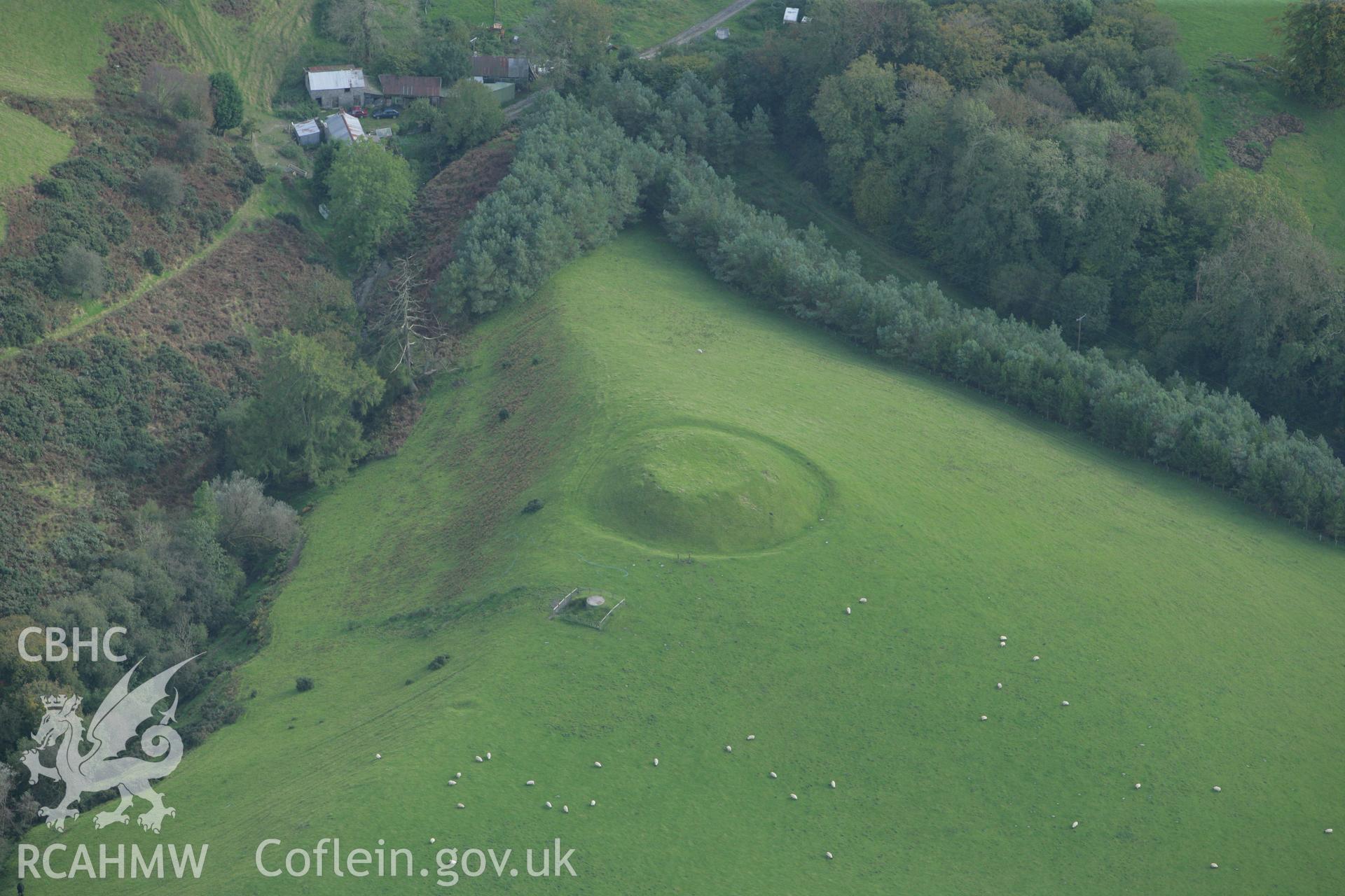 RCAHMW colour oblique photograph of Cae-Banal Motte (Tomen Castle). Taken by Toby Driver on 10/10/2008.