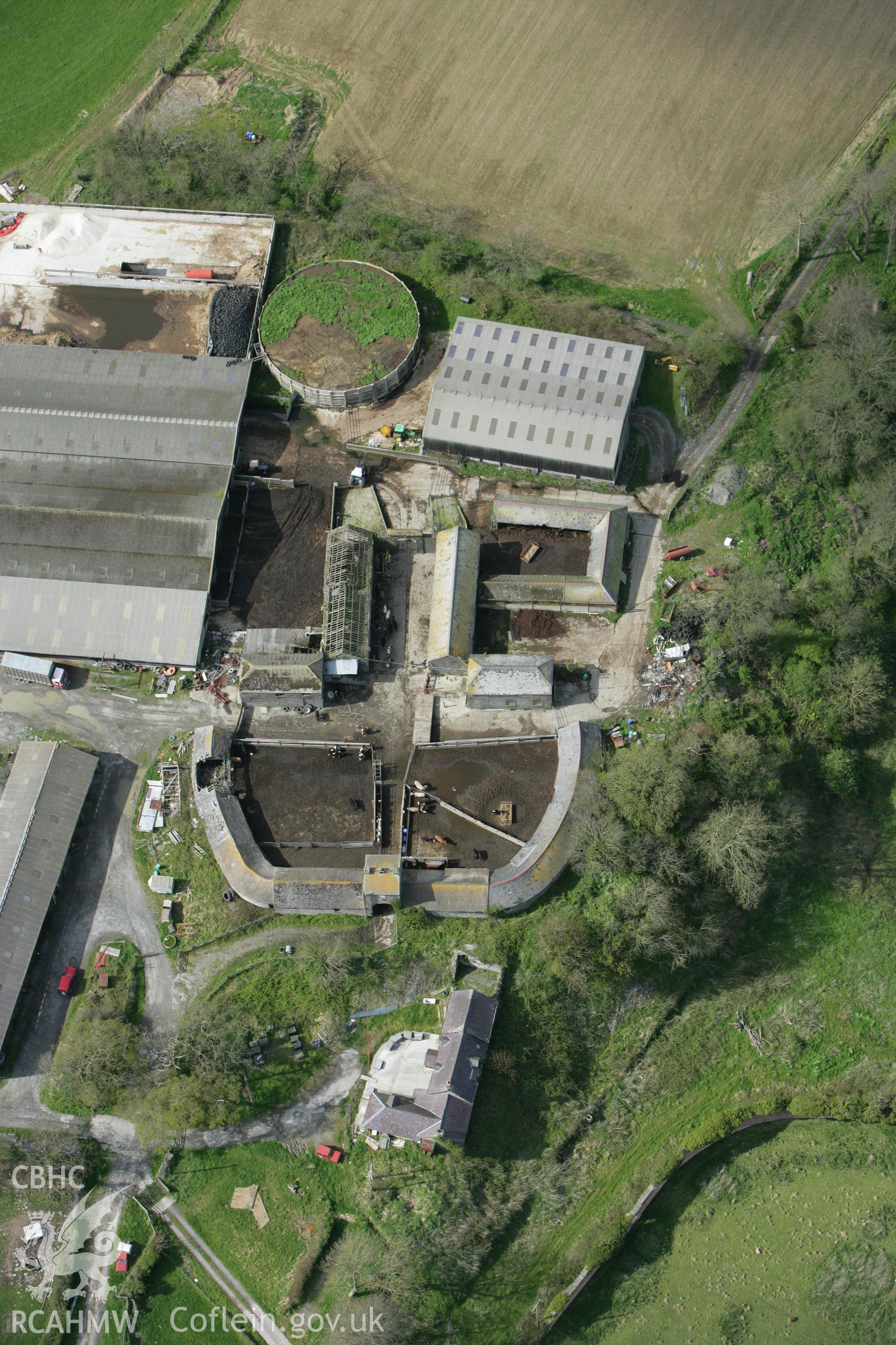 RCAHMW colour oblique photograph of Castell Malgwyn, farmhouse and outbuildings. Taken by Toby Driver on 24/04/2008.