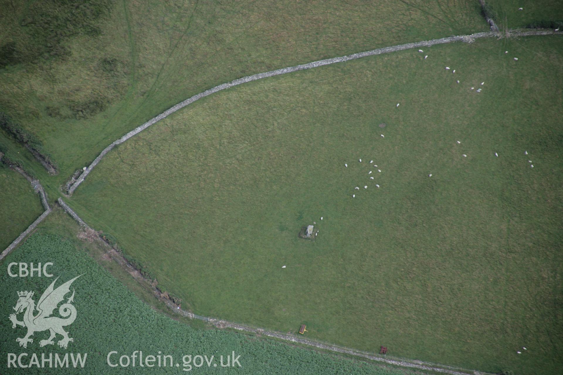 RCAHMW digital colour oblique photograph of Bachwen Chambered Tomb. Taken on 02/08/2005 by T.G. Driver.