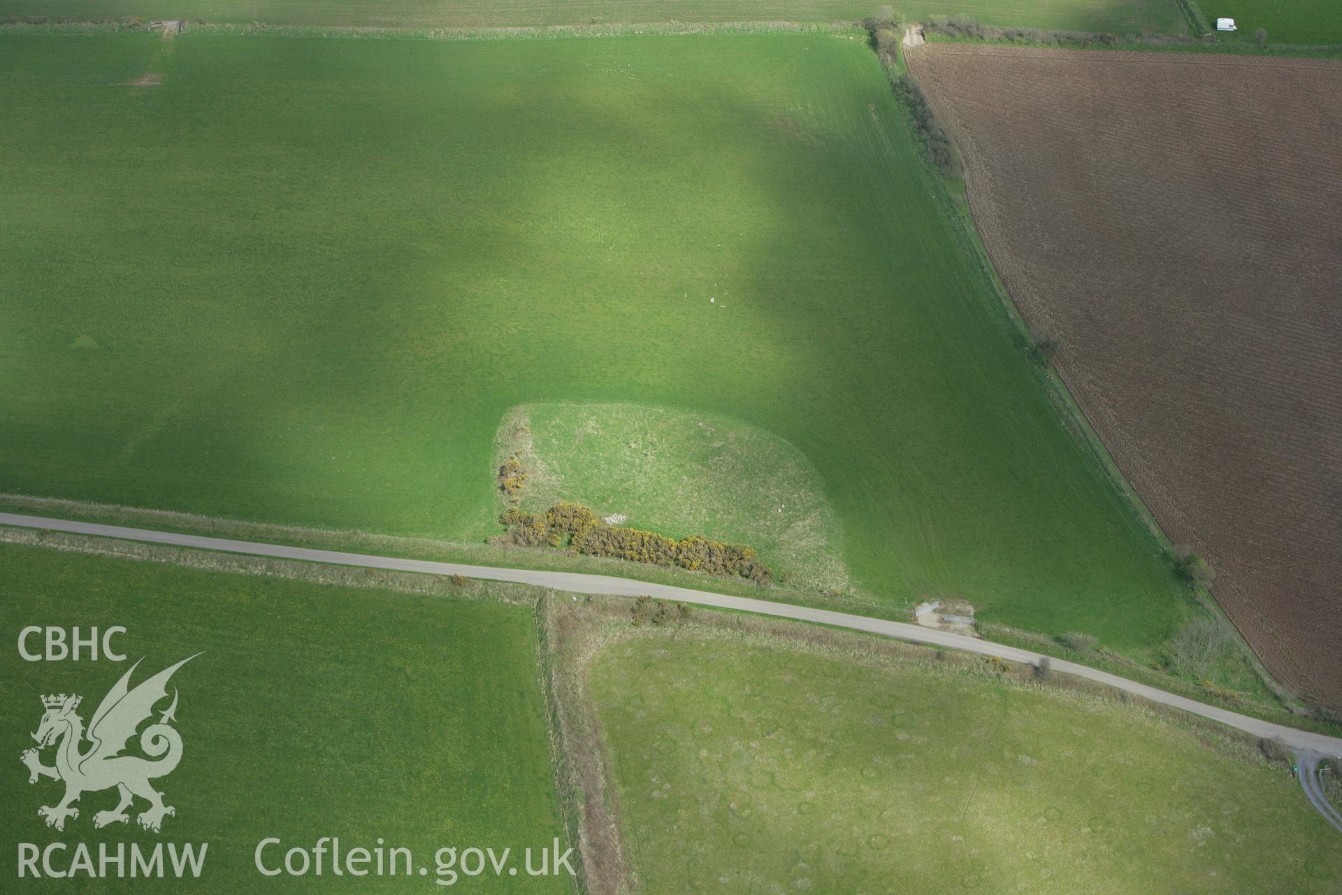 RCAHMW colour oblique photograph of Cear Bayvil Hillfort. Taken by Toby Driver on 24/04/2008.