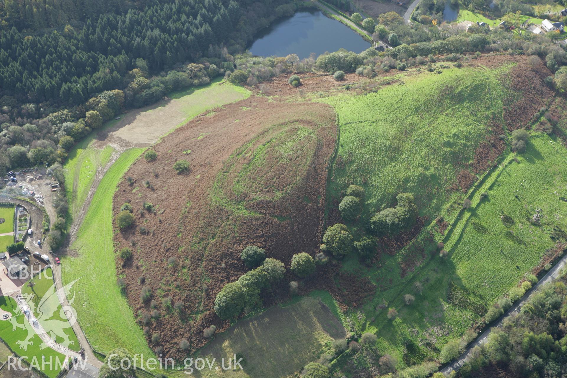 RCAHMW colour oblique photograph of Pen-y-Castell Enclosure. Taken by Toby Driver on 16/10/2008.