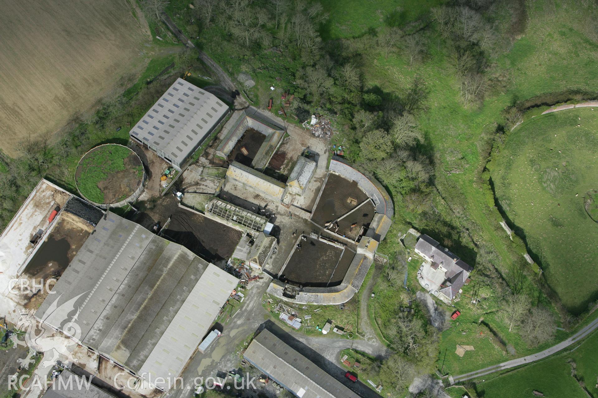 RCAHMW colour oblique photograph of Castell Malgwyn, farmhouse and outbuildings. Taken by Toby Driver on 24/04/2008.