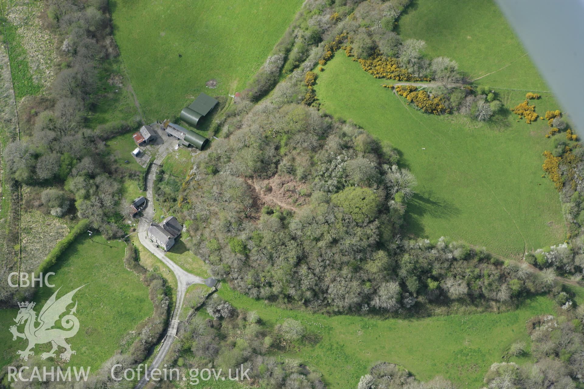 RCAHMW colour oblique photograph of Nantperchellan Enclosure. Taken by Toby Driver on 24/04/2008.