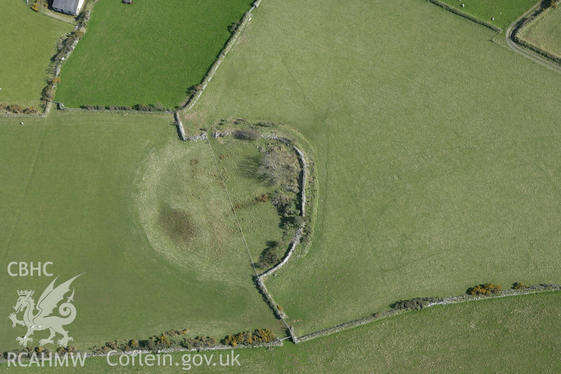 RCAHMW colour oblique photograph of Gaer Wen Enclosure. Taken by Toby Driver on 24/04/2008.