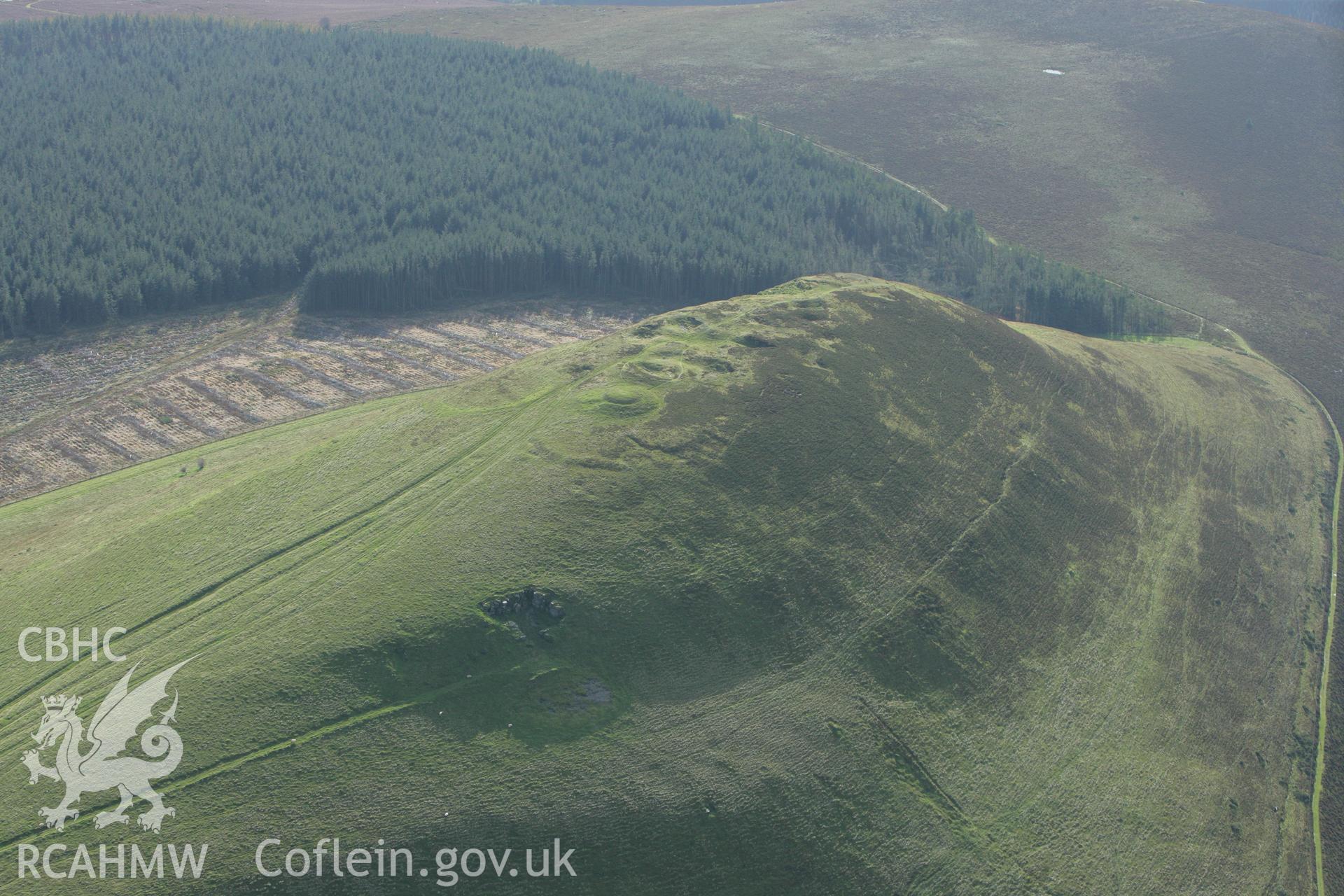 RCAHMW colour oblique photograph of Whimble Barrow and Cairn. Taken by Toby Driver on 10/10/2008.