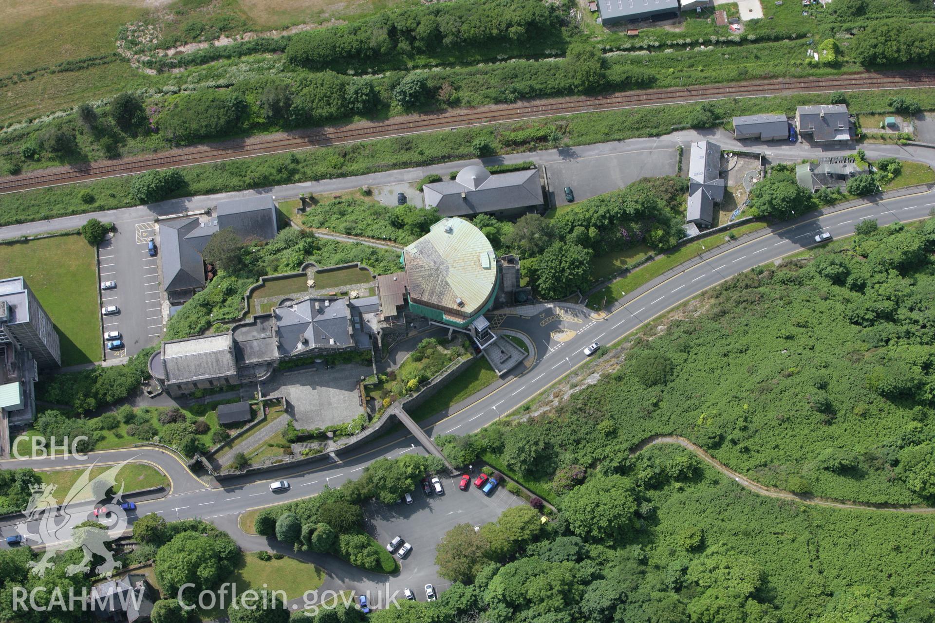 RCAHMW colour oblique photograph of Coleg Harlech and Theatr Harlech. Taken by Toby Driver on 13/06/2008.