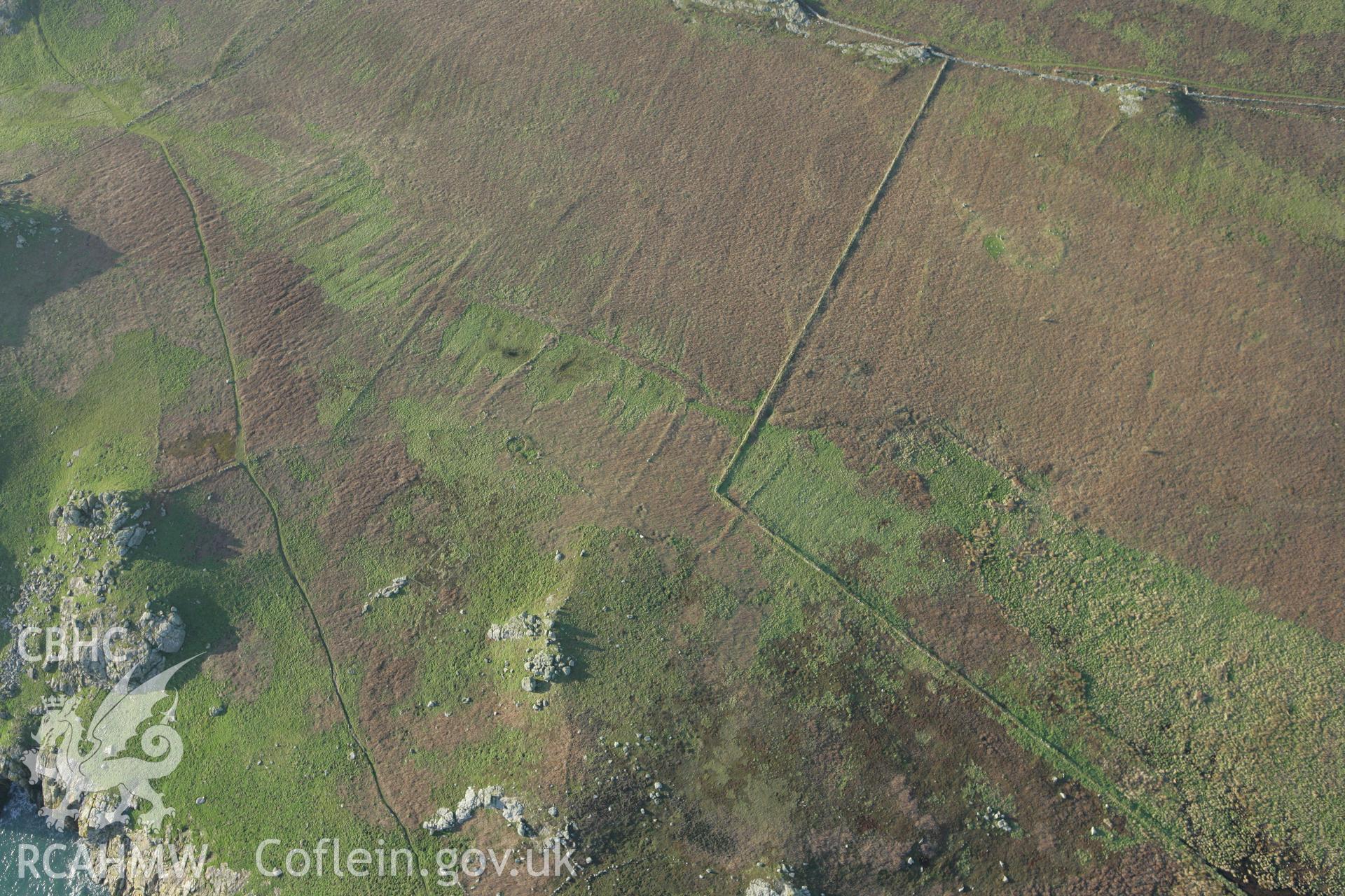 RCAHMW colour oblique photograph of Settlements and field systems, Hut Group 29, from south-east. Taken by Toby Driver on 04/03/2008.