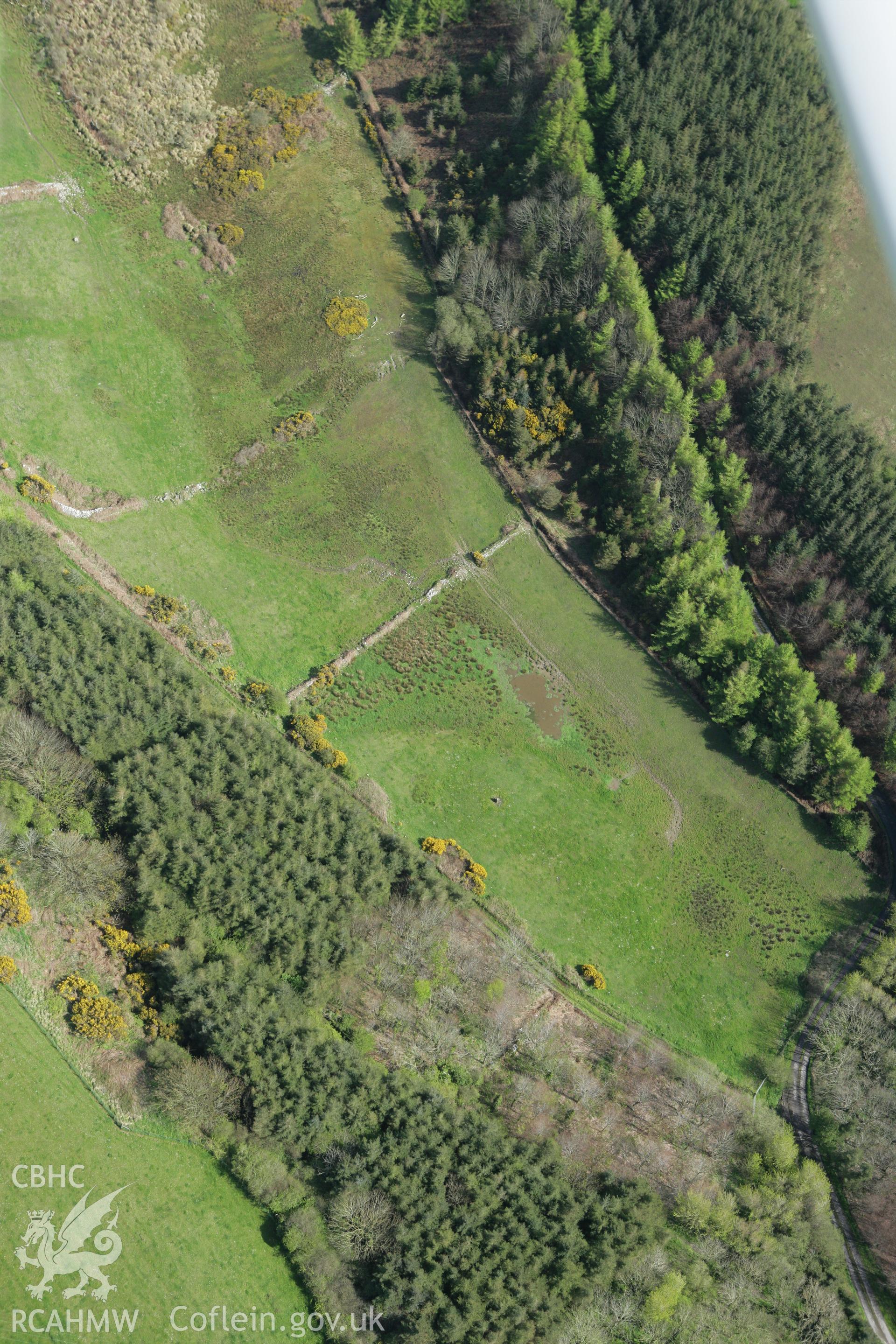 RCAHMW colour oblique photograph of Cwm-yr-esgyr, burnt mound. Taken by Toby Driver on 24/04/2008.