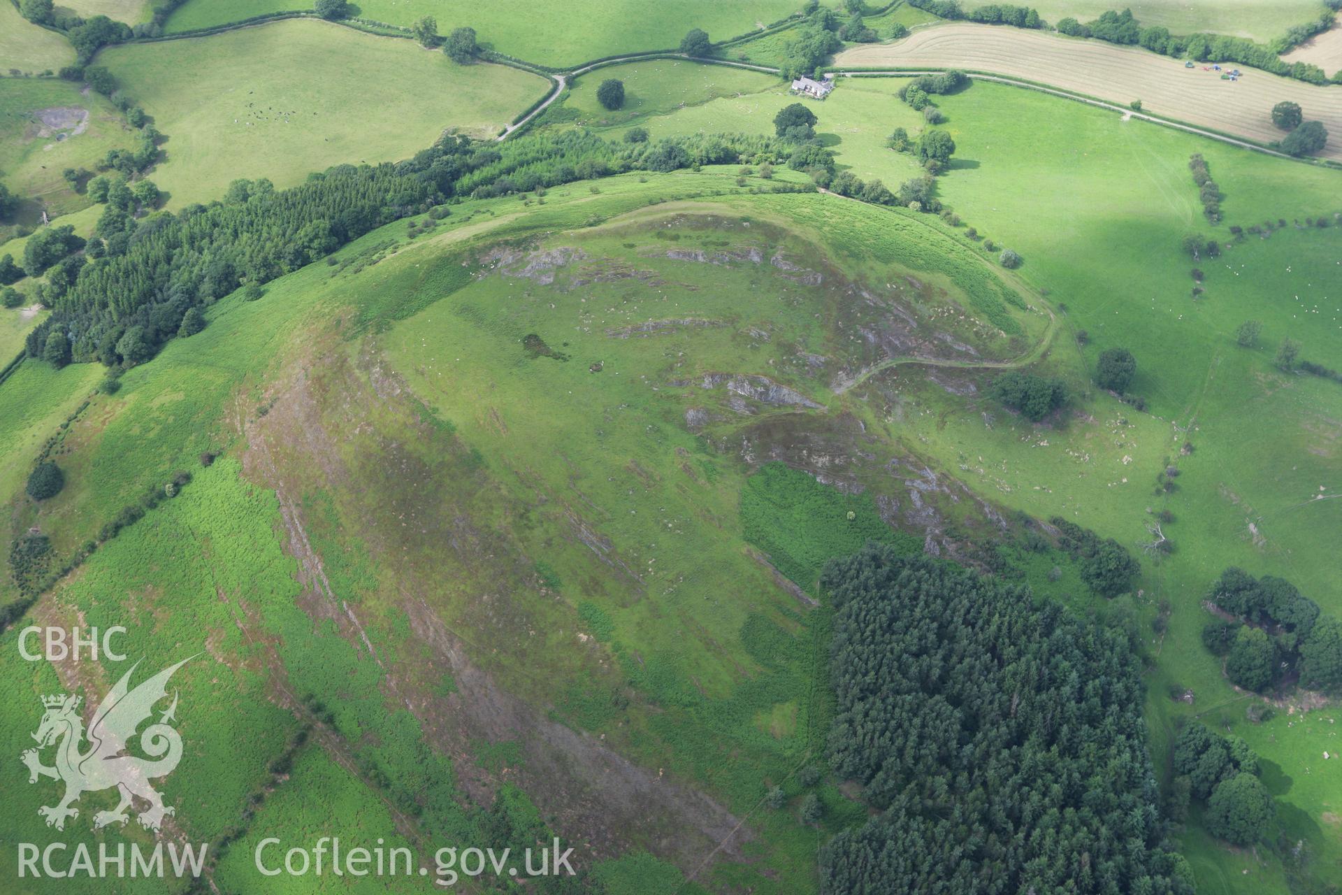 RCAHMW colour oblique photograph of Llwyn Bryn-Dinas Hillfort. Taken by Toby Driver on 01/07/2008.