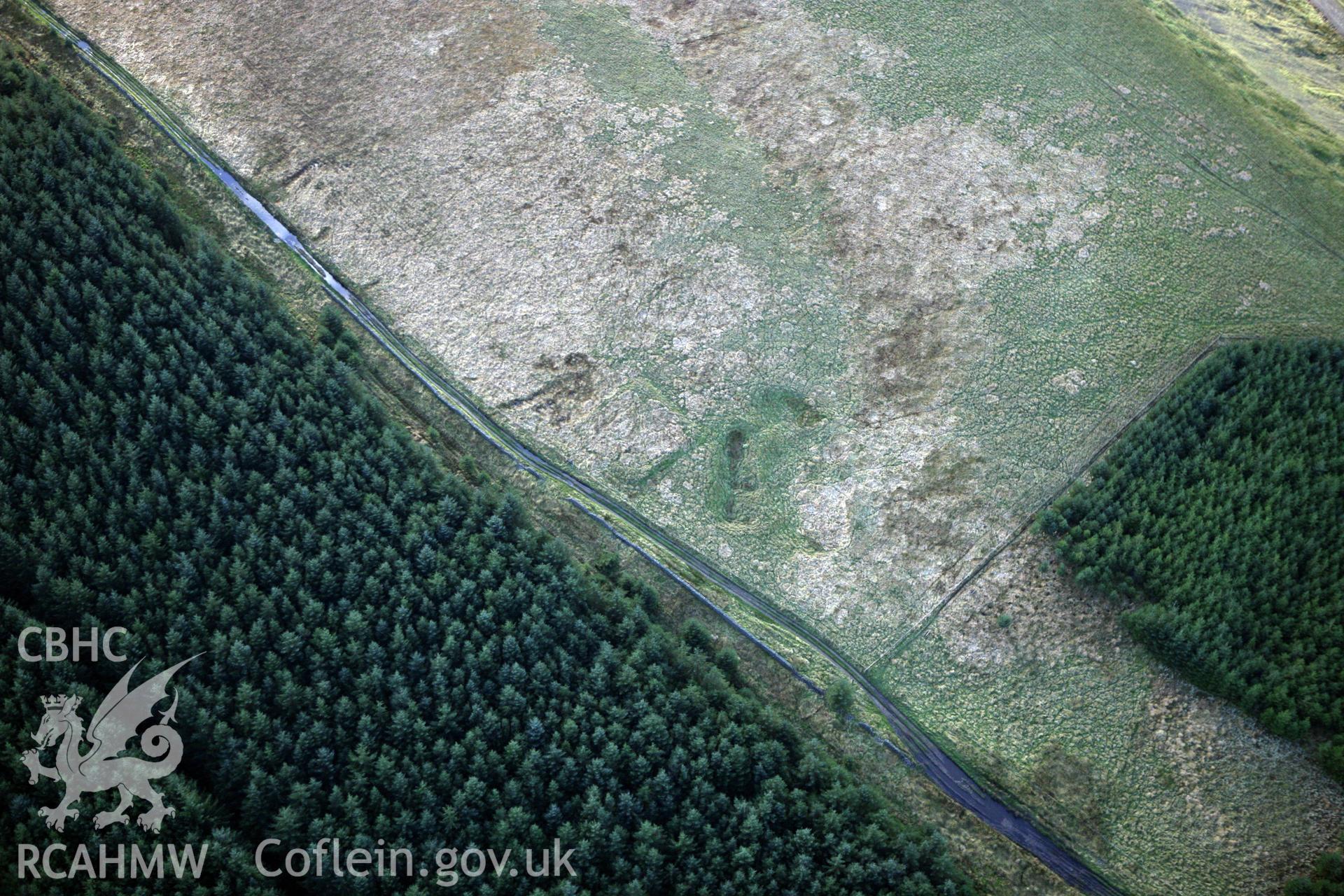 RCAHMW colour oblique photograph of Hirfynydd Roman Fortlet. Taken by Toby Driver on 16/10/2008.