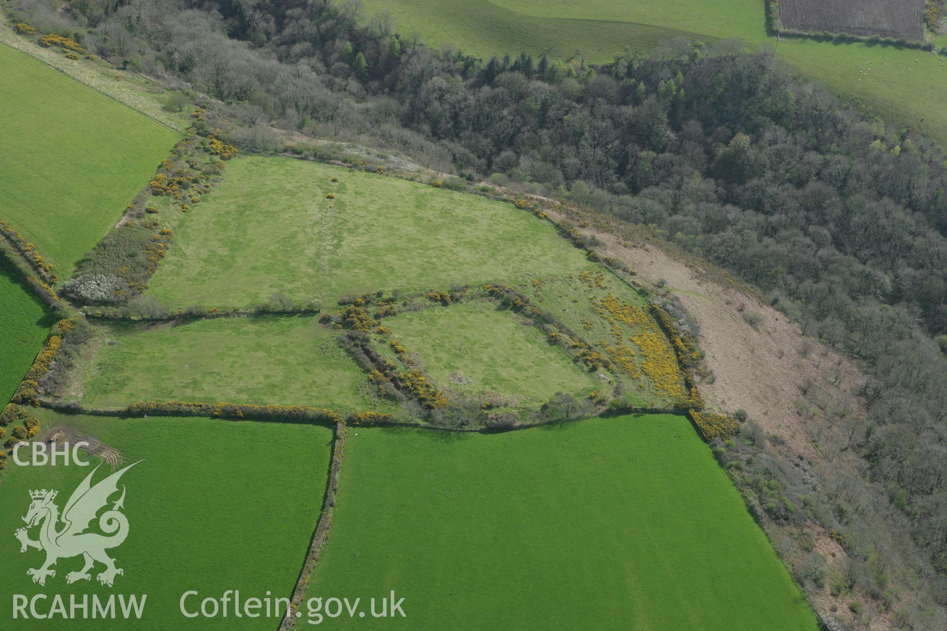 RCAHMW colour oblique photograph of Castell Aberdeuddwr. Taken by Toby Driver on 24/04/2008.