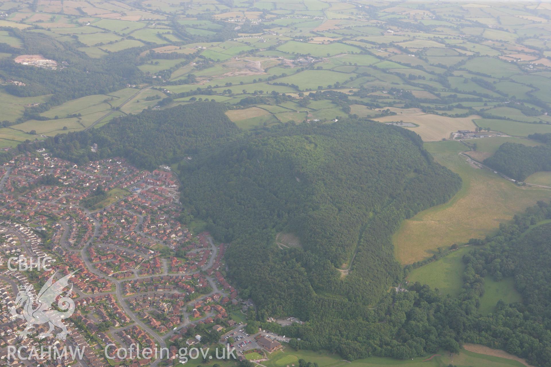 RCAHMW colour oblique photograph of Castell Cawr Hillfort. Taken by Toby Driver on 24/07/2008.