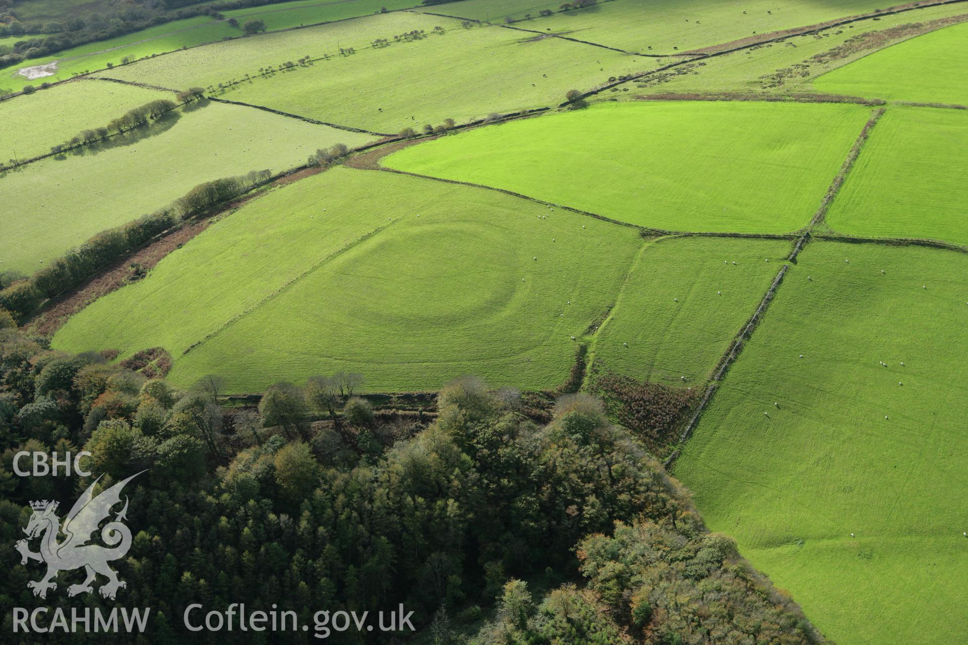 RCAHMW colour oblique photograph of Ton Mawr Enclosure. Taken by Toby Driver on 16/10/2008.