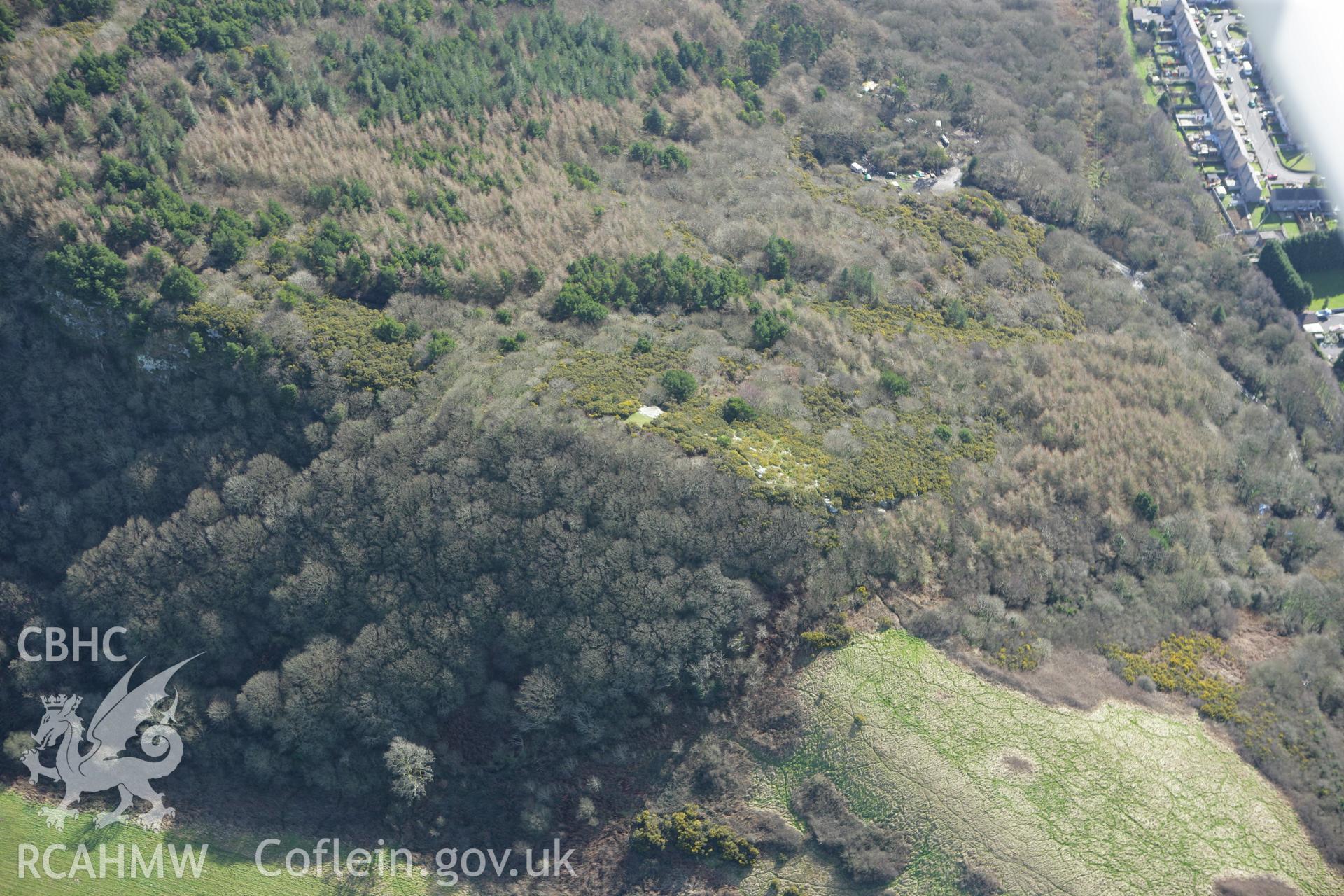 RCAHMW colour oblique photograph of Craig Llwyd Enclosure, Pembrey. Taken by Toby Driver on 04/03/2008.