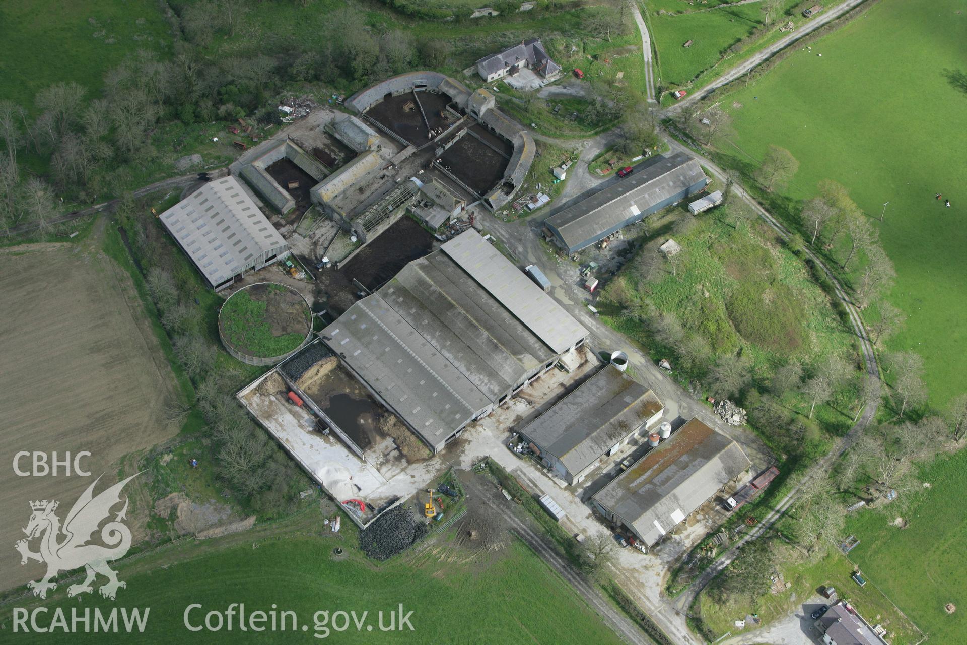 RCAHMW colour oblique photograph of Castell Malgwyn, farmhouse and outbuildings. Taken by Toby Driver on 24/04/2008.