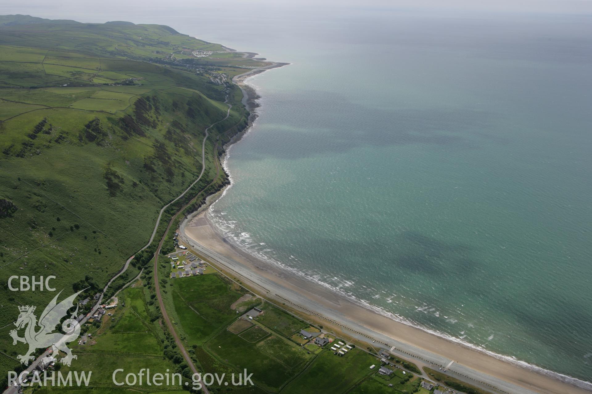 RCAHMW colour oblique photograph of Fairbourne Anti-Invasion Defences. Taken by Toby Driver on 13/06/2008.