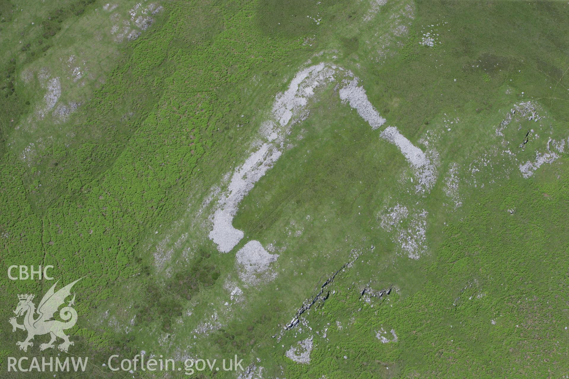 RCAHMW colour oblique photograph of Cefn Cilsanws Enclosure. Taken by Toby Driver on 09/06/2008.