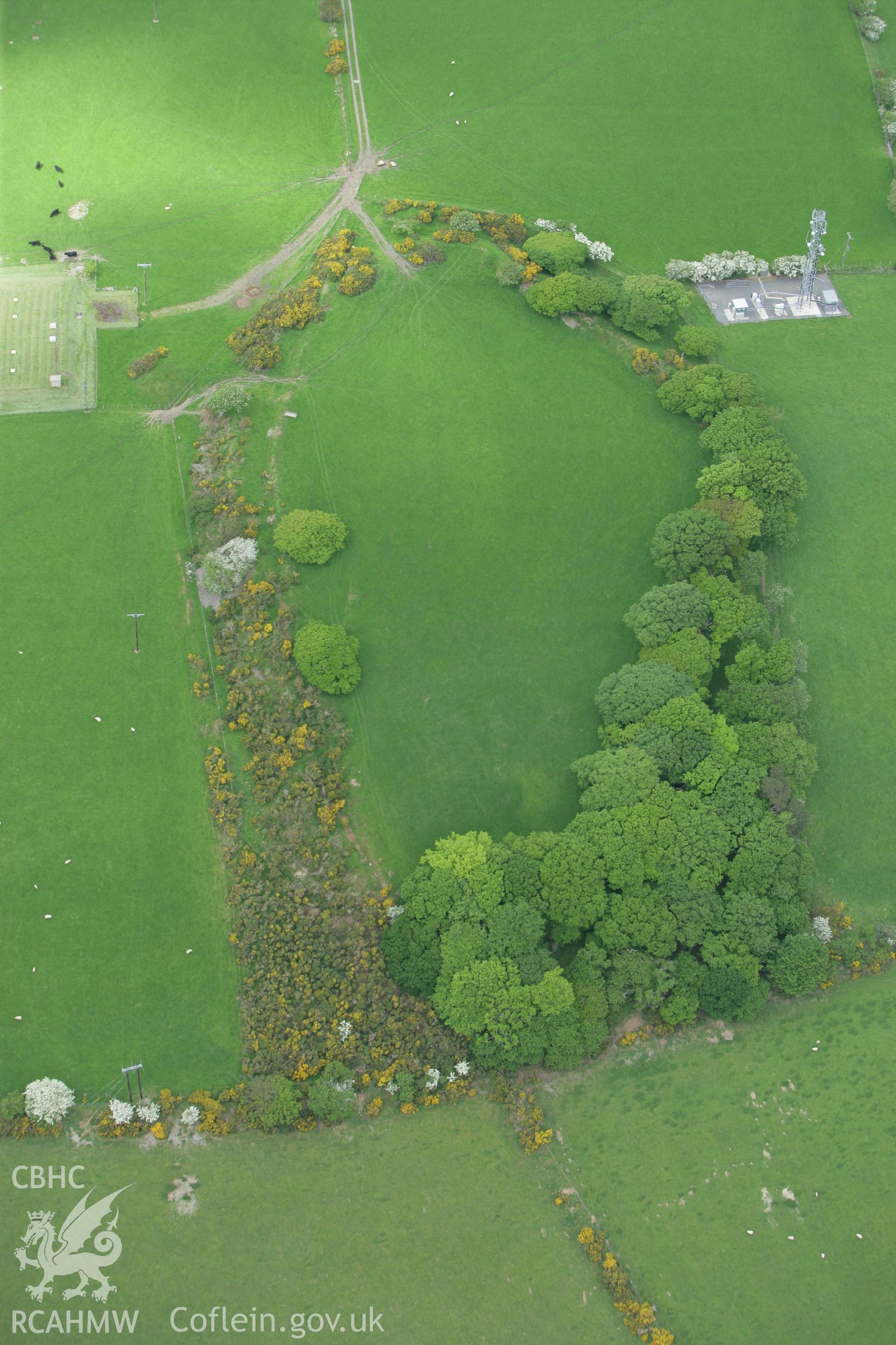 RCAHMW colour oblique photograph of Hen Gaer Hillfort. Taken by Toby Driver on 20/05/2008.