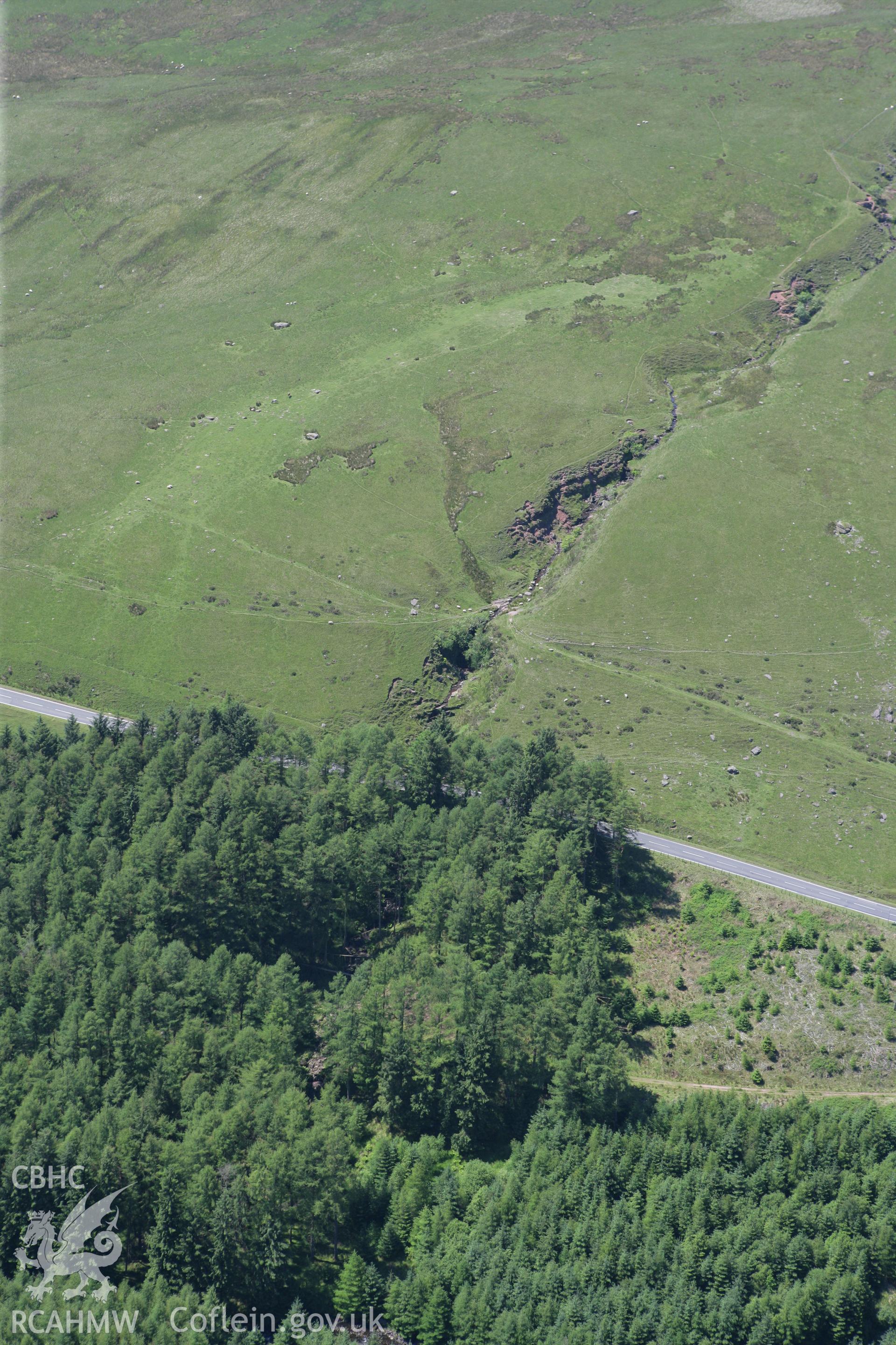 RCAHMW colour oblique photograph of Rhyd Uchaf Enclosure. Taken by Toby Driver on 09/06/2008.