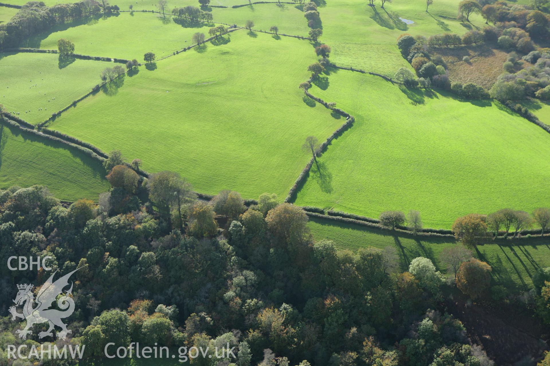 RCAHMW colour oblique photograph of Lle'r Gaer, Defended Enclosure. Taken by Toby Driver on 16/10/2008.