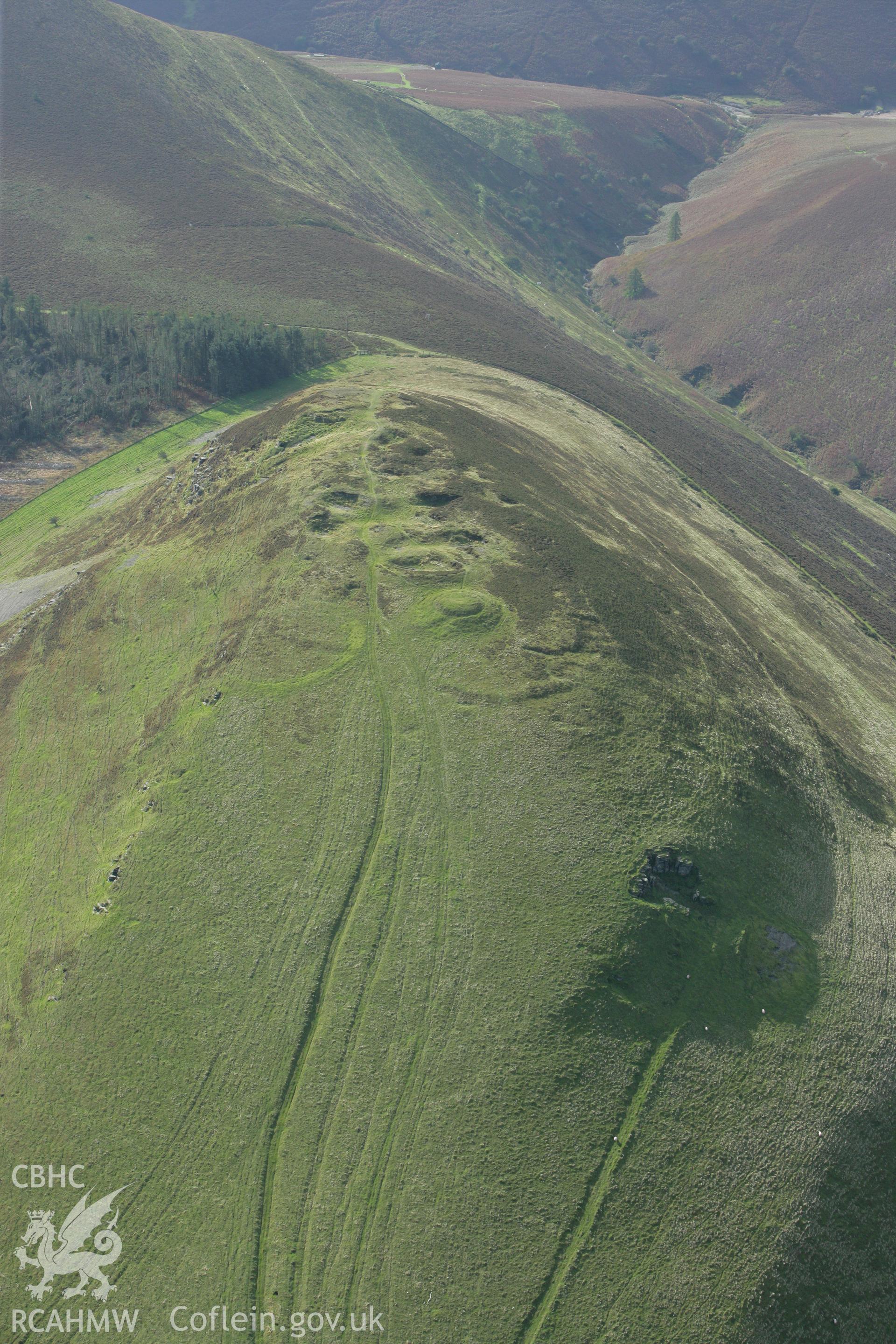 RCAHMW colour oblique photograph of Whimble Barrow and Cairn. Taken by Toby Driver on 10/10/2008.