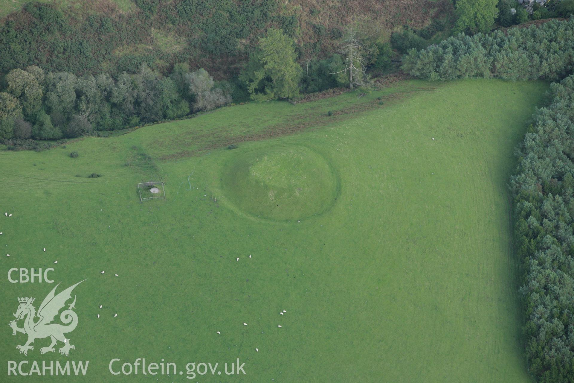 RCAHMW colour oblique photograph of Cae-Banal Motte (Tomen Castle). Taken by Toby Driver on 10/10/2008.