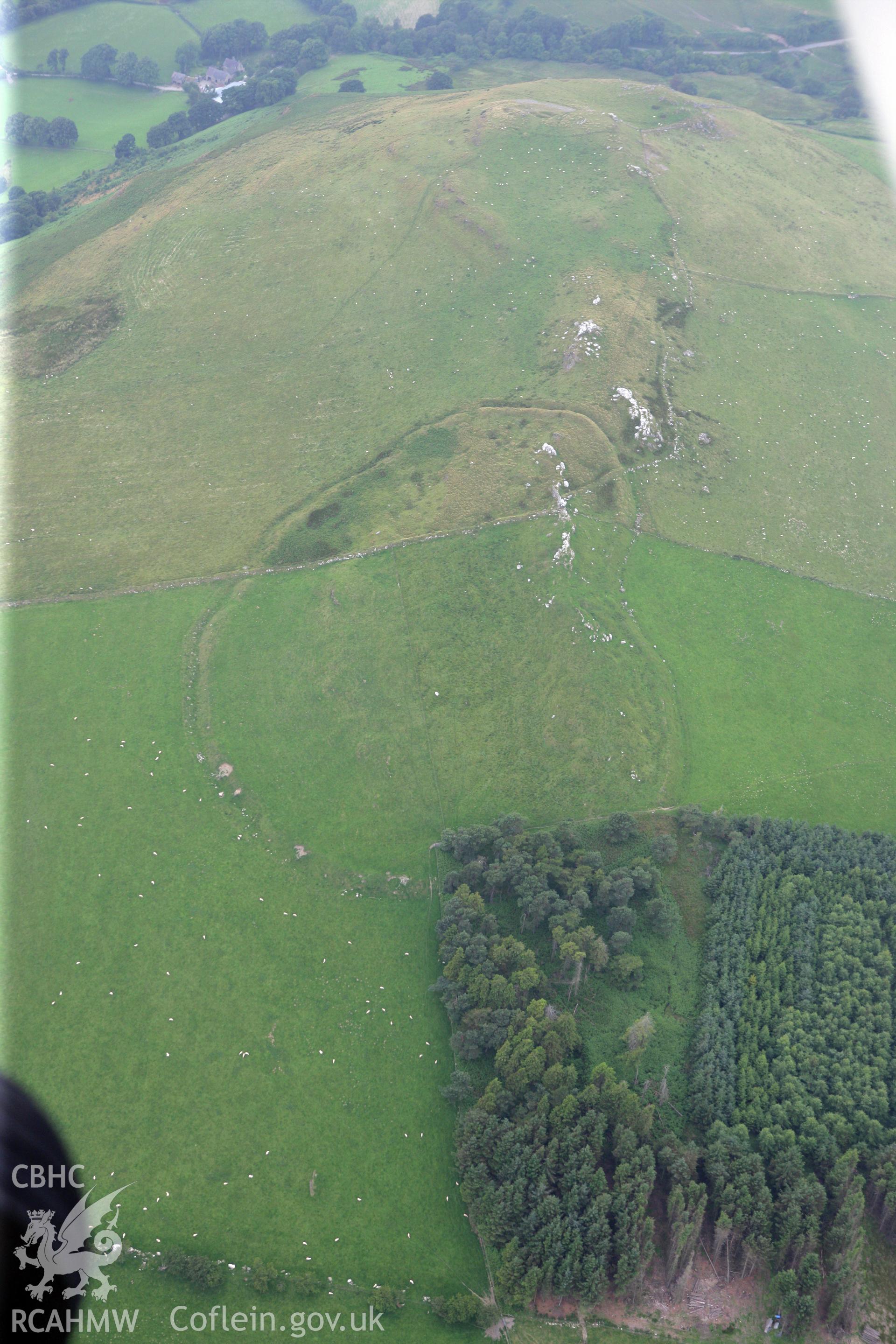 RCAHMW colour oblique photograph of Cerrig Gwynion Defended Enclosure (Mynydd Bach Camp). Taken by Toby Driver on 24/07/2008.