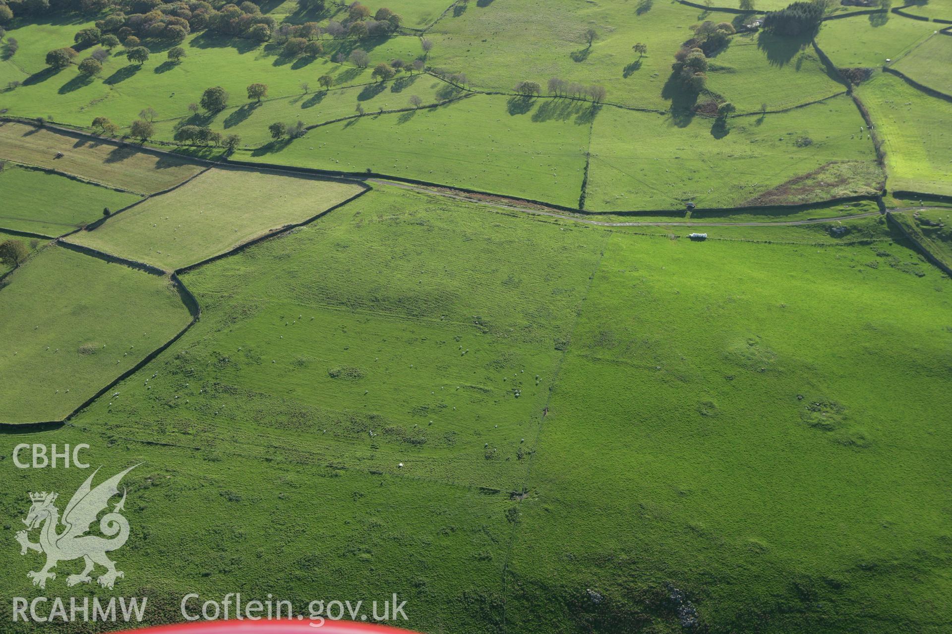 RCAHMW colour oblique photograph of Coedcae Cairnfield. Taken by Toby Driver on 16/10/2008.