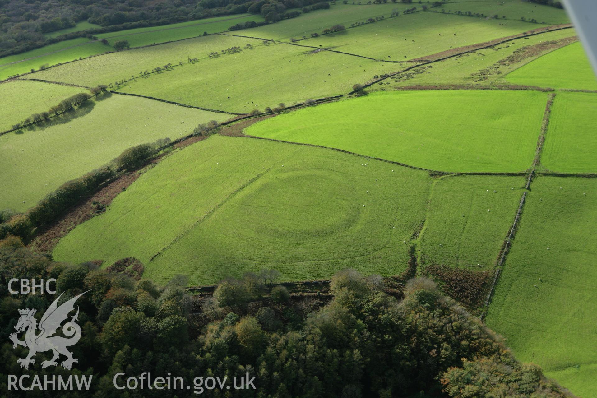 RCAHMW colour oblique photograph of Ton Mawr Enclosure. Taken by Toby Driver on 16/10/2008.