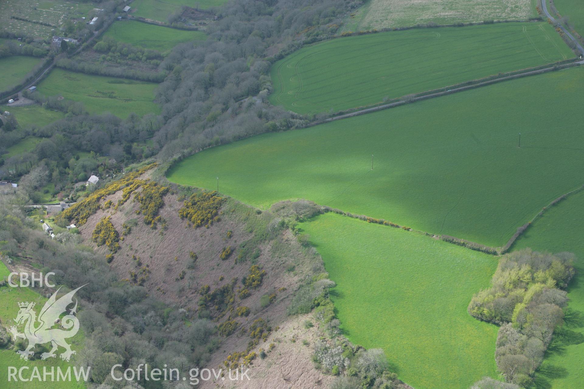 RCAHMW colour oblique photograph of Penrallt-y-escob Cairn. Taken by Toby Driver on 24/04/2008.