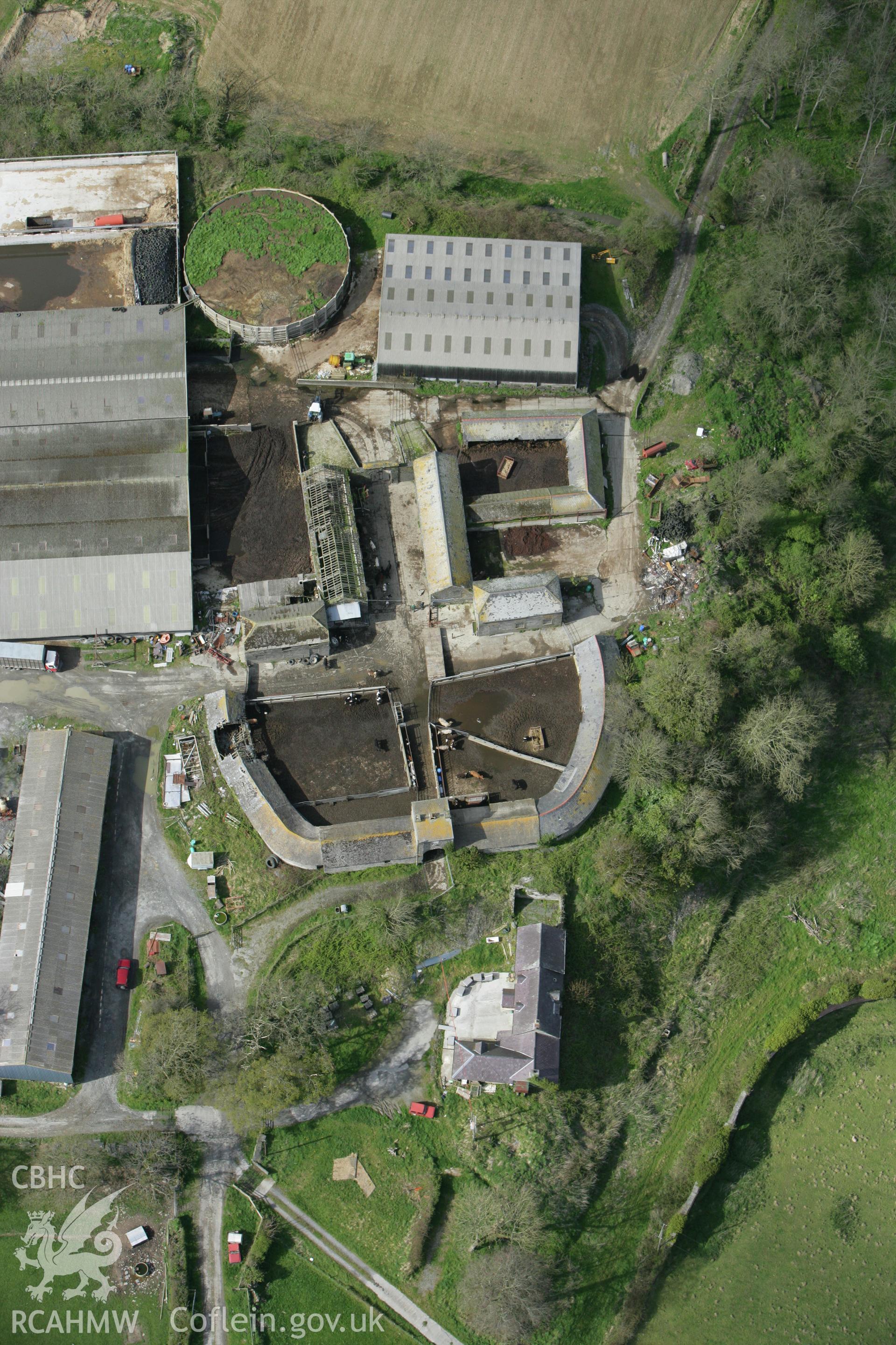 RCAHMW colour oblique photograph of Castell Malgwyn, farmhouse and outbuildings. Taken by Toby Driver on 24/04/2008.