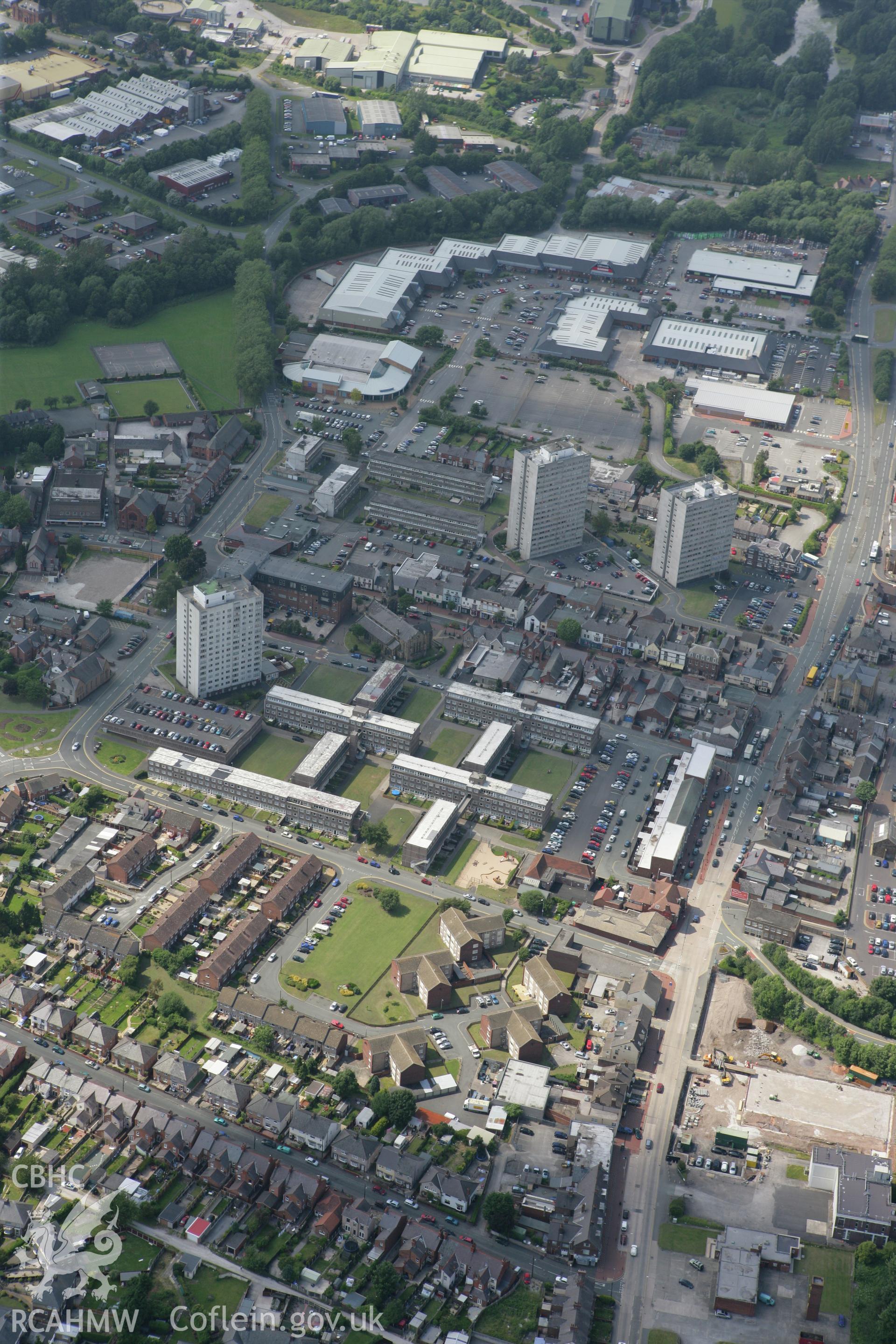 RCAHMW colour oblique photograph of Flint, showing 1970s housing with maisonettes and Bolingbroke, Richard and Castle Heights. Taken by Toby Driver on 01/07/2008.