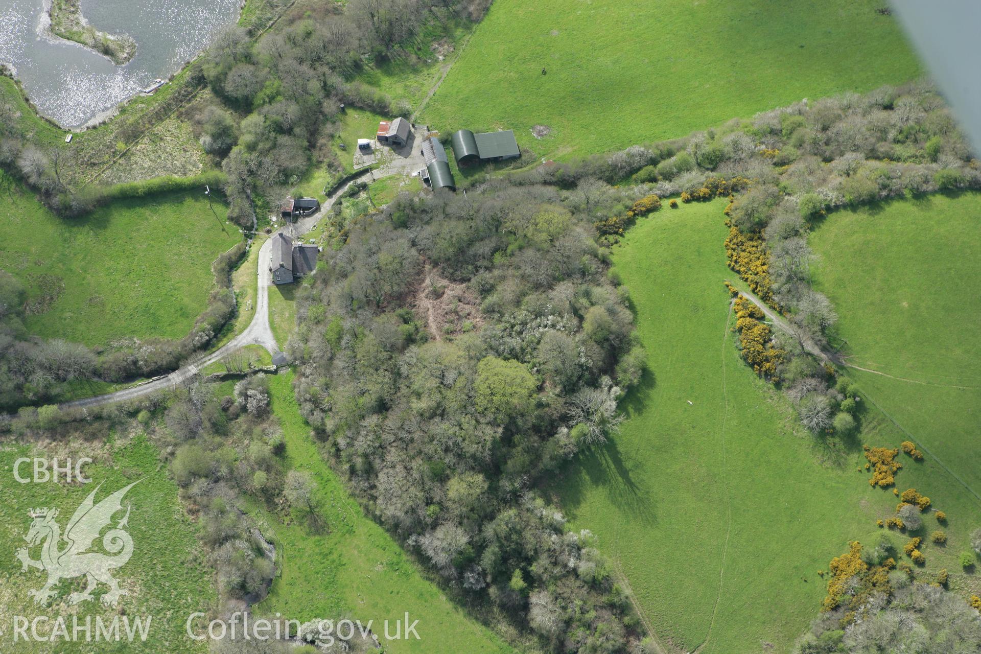 RCAHMW colour oblique photograph of Nantperchellan Enclosure. Taken by Toby Driver on 24/04/2008.