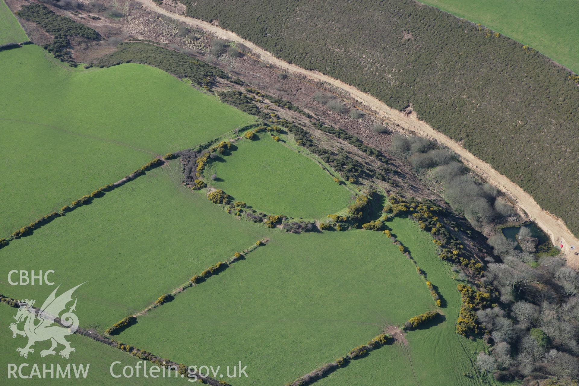 RCAHMW colour oblique photograph of Cuffern Mountain Enclosure (Slade Camp). Taken by Toby Driver on 04/03/2008.