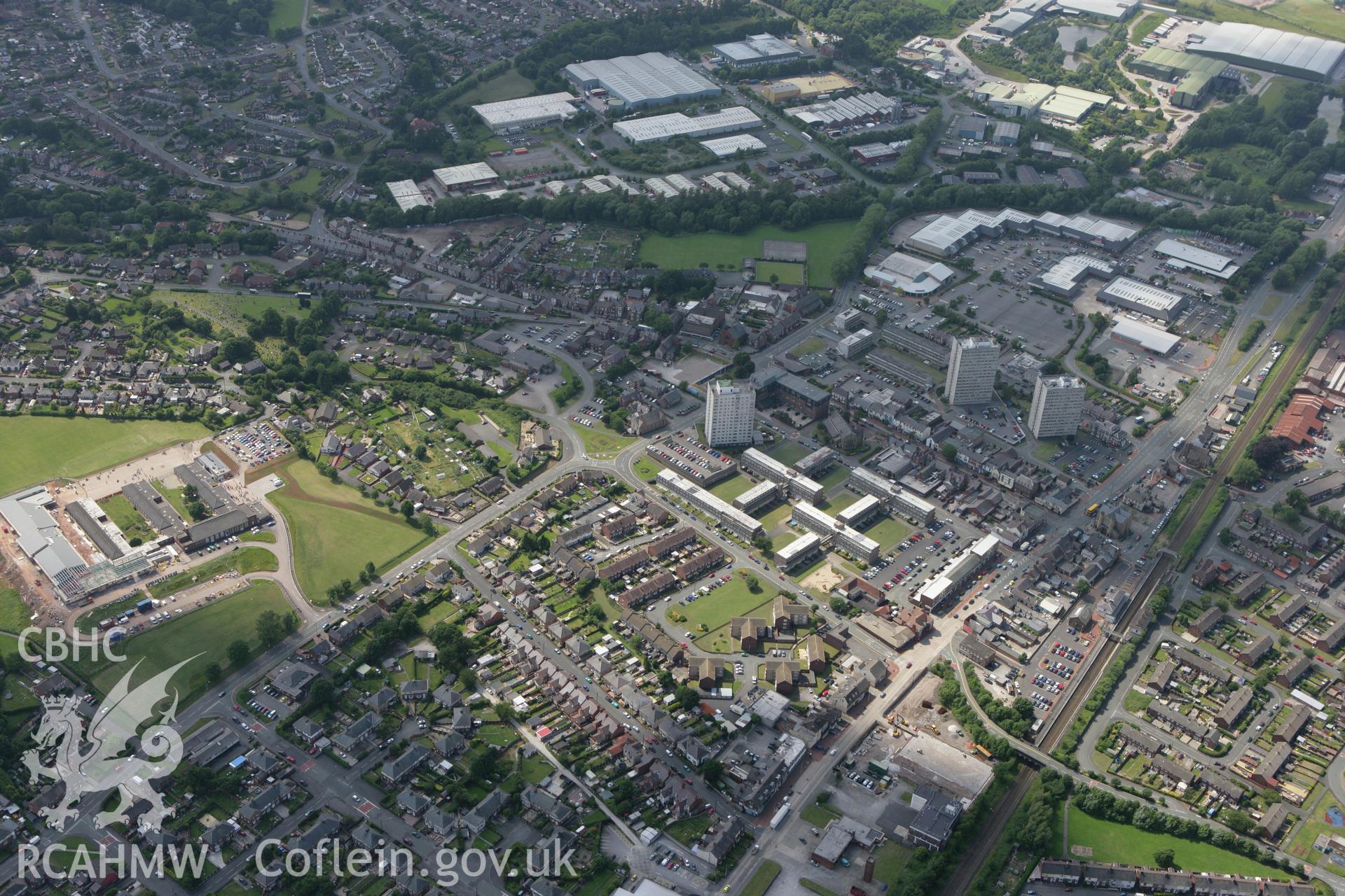 RCAHMW colour oblique photograph of Flint, showing 1970s housing with maisonettes and Bolingbroke, Richard and Castle Heights. Taken by Toby Driver on 01/07/2008.