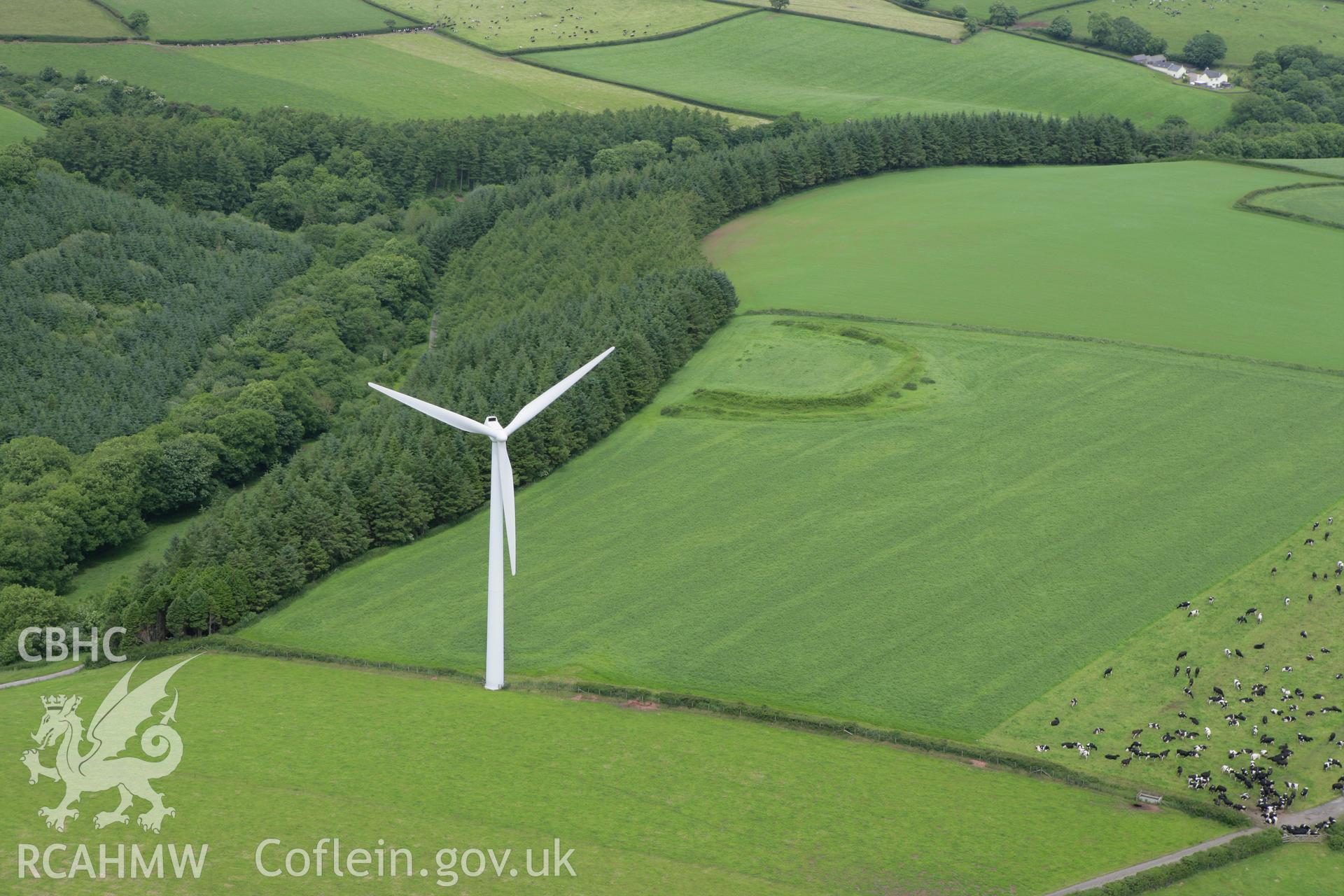 RCAHMW colour oblique photograph of Parc Cynog Farm Hillfort, with windfarm. Taken by Toby Driver on 20/06/2008.