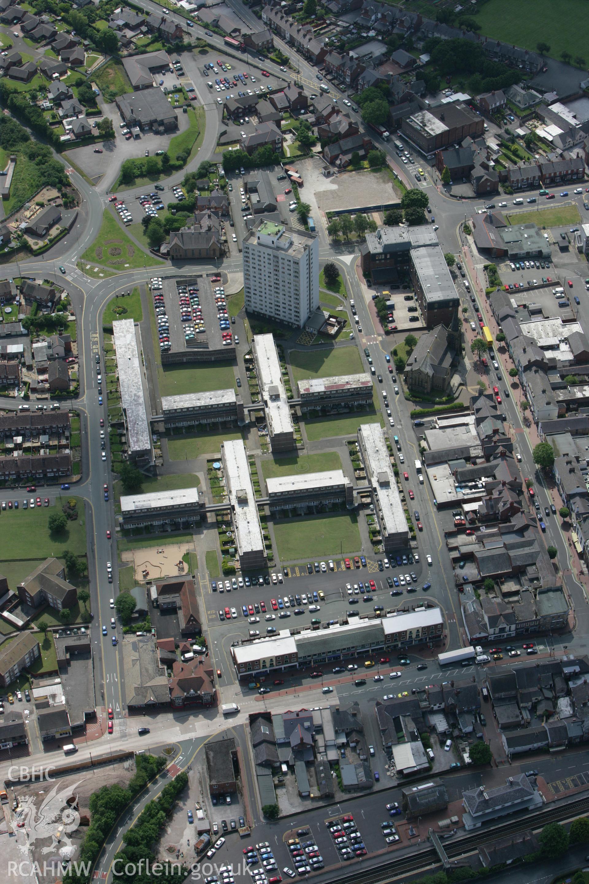 RCAHMW colour oblique photograph of Flint, showing 1970s housing with maisonettes and Castle Heights. Taken by Toby Driver on 01/07/2008.