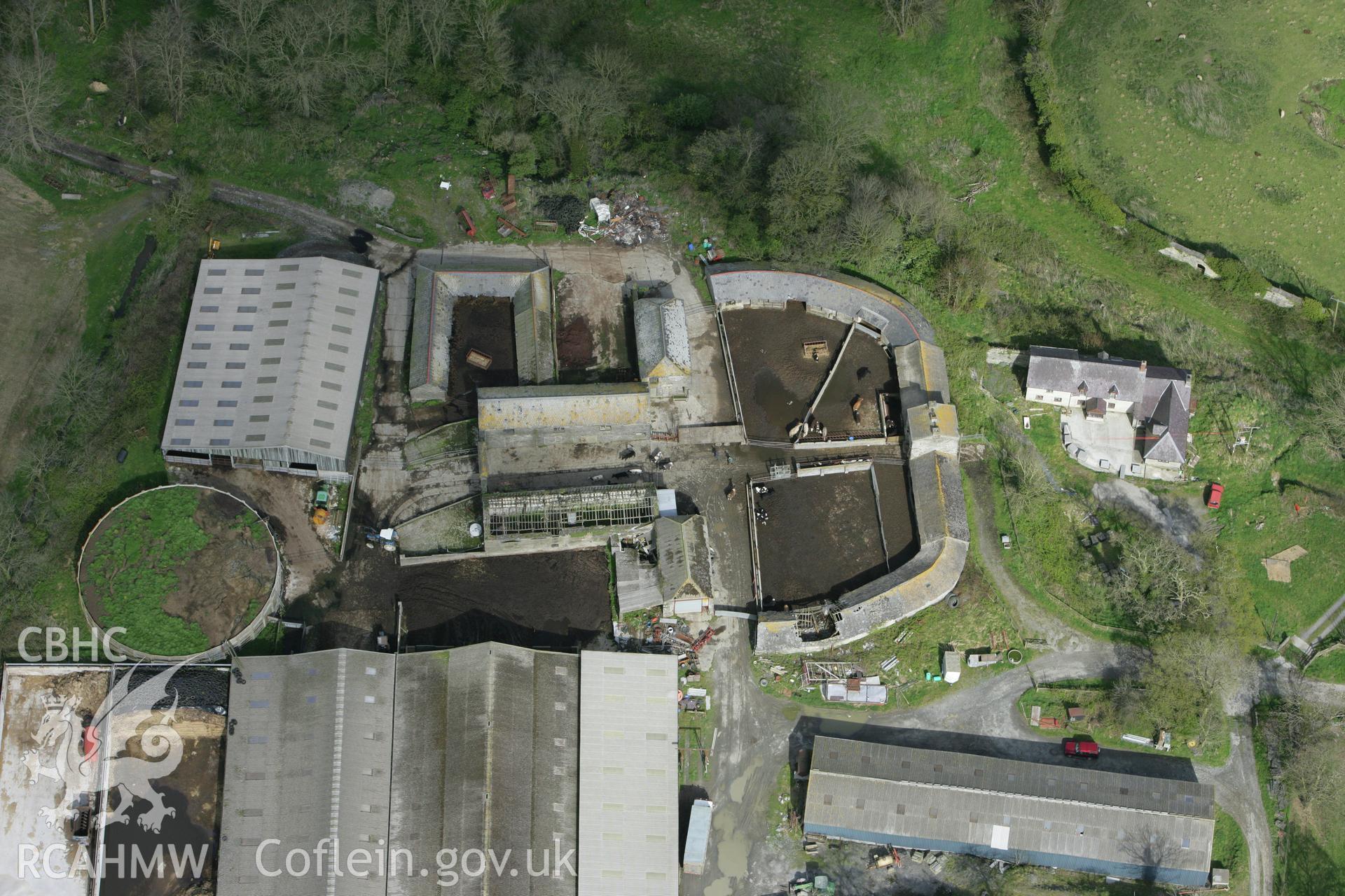 RCAHMW colour oblique photograph of Castell Malgwyn, farmhouse and outbuildings. Taken by Toby Driver on 24/04/2008.