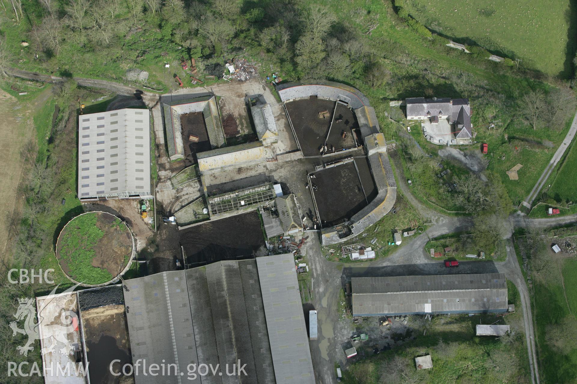 RCAHMW colour oblique photograph of Castell Malgwyn, farmhouse and outbuildings. Taken by Toby Driver on 24/04/2008.