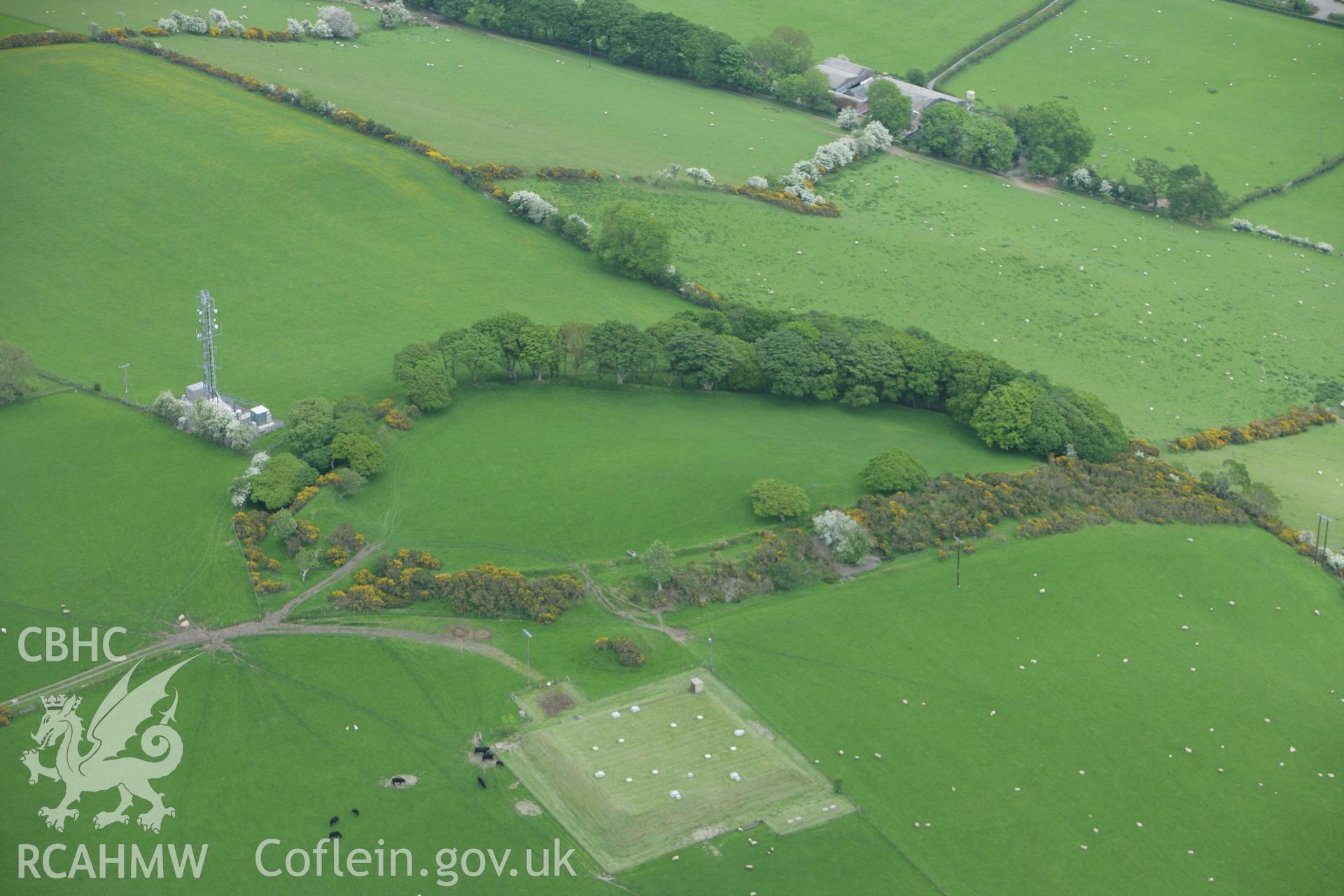 RCAHMW colour oblique photograph of Hen Gaer Hillfort. Taken by Toby Driver on 20/05/2008.