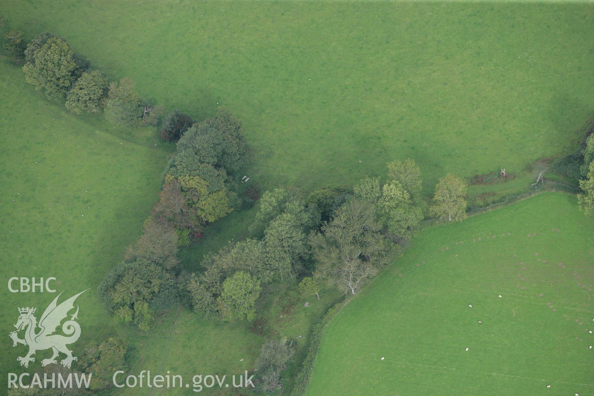 RCAHMW colour oblique photograph of Pen-y-wyrlodd Barrow. Taken by Toby Driver on 10/10/2008.