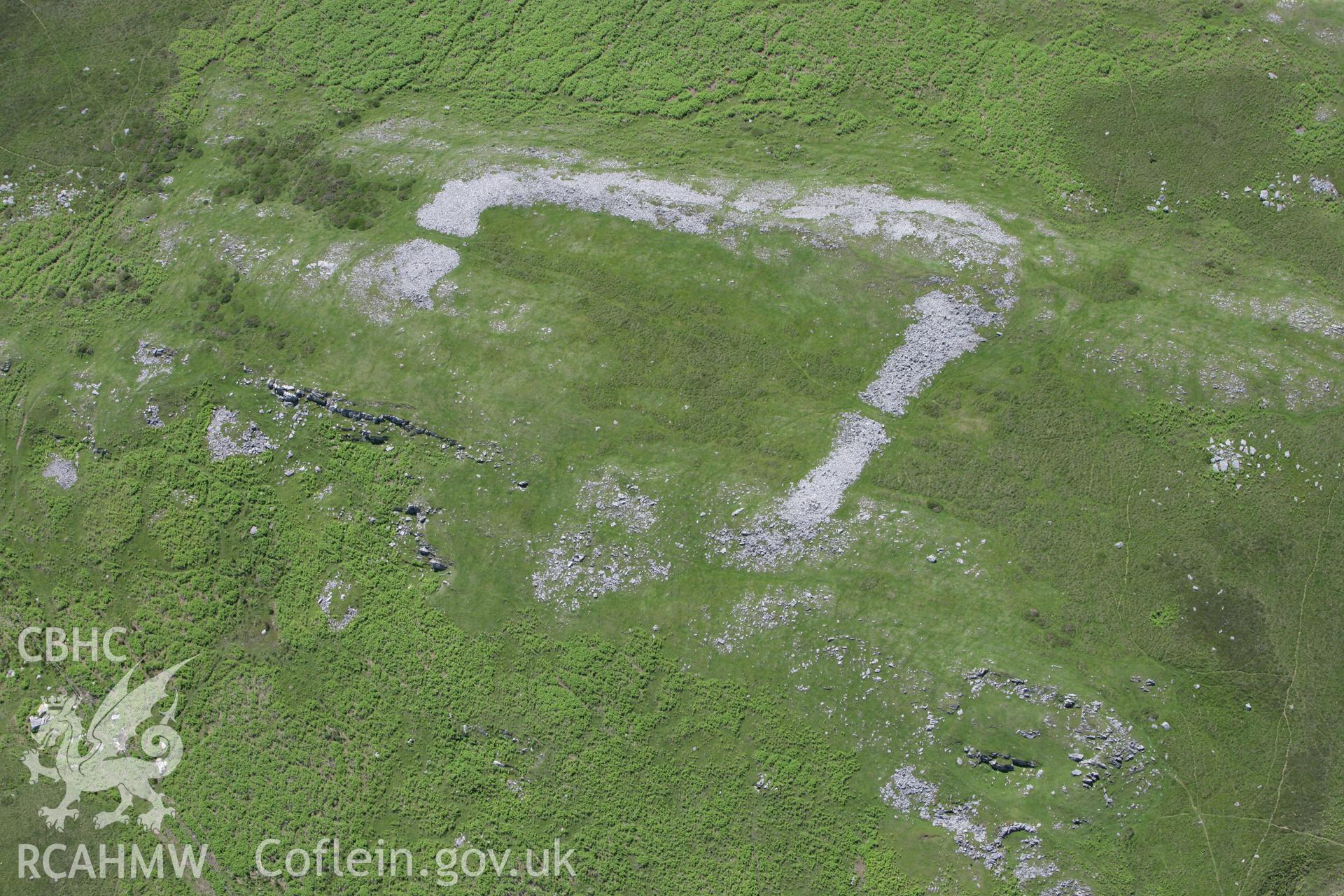 RCAHMW colour oblique photograph of Cefn Cilsanws Enclosure. Taken by Toby Driver on 09/06/2008.