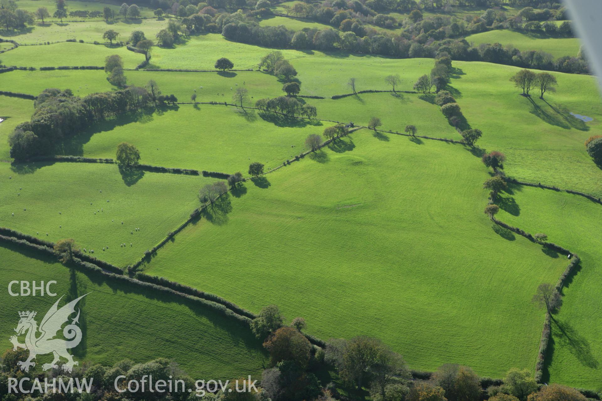 RCAHMW colour oblique photograph of Lle'r Gaer, Defended Enclosure. Taken by Toby Driver on 16/10/2008.