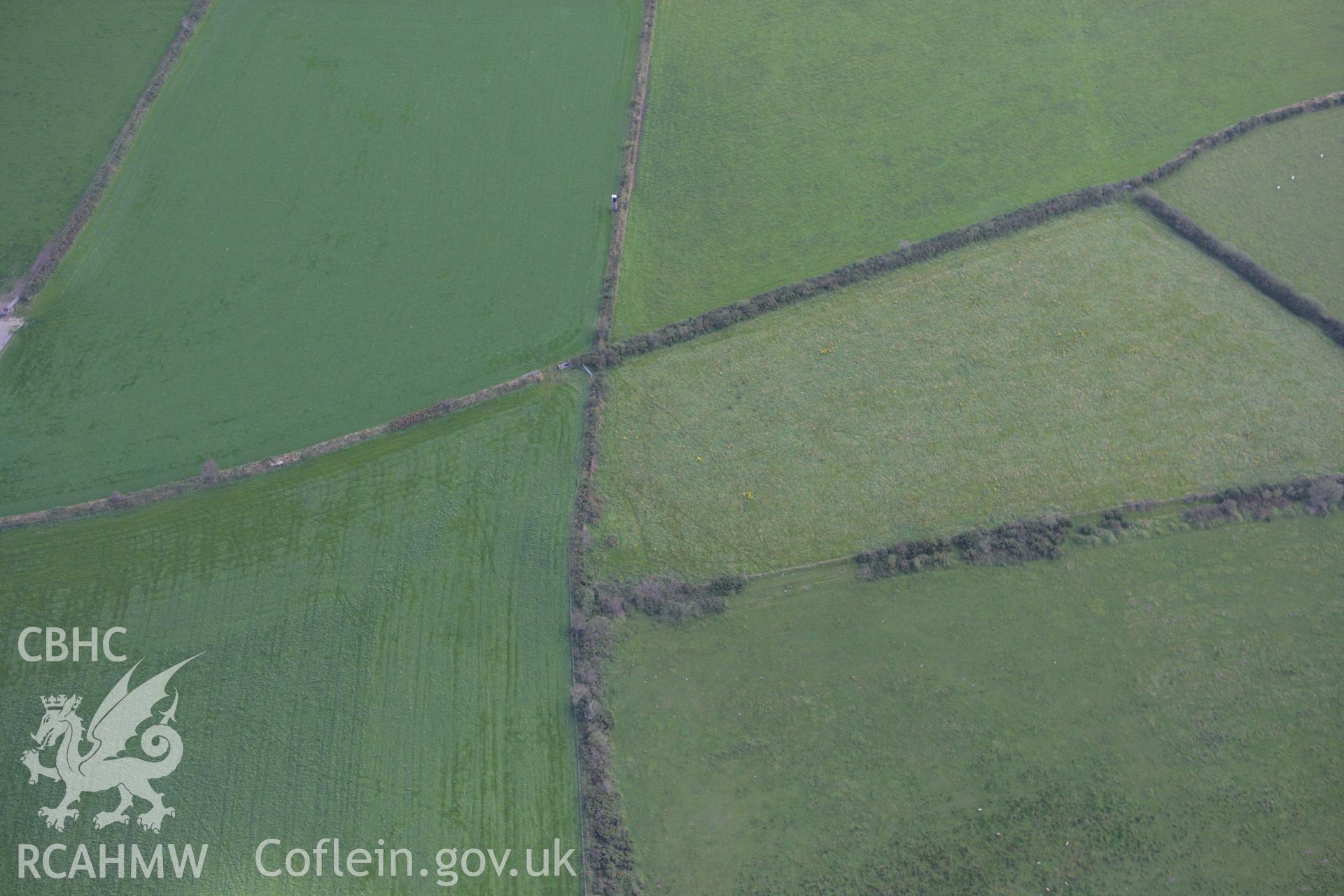 RCAHMW colour oblique photograph of Crug-Ebolion, barrow. Taken by Toby Driver on 11/09/2007.