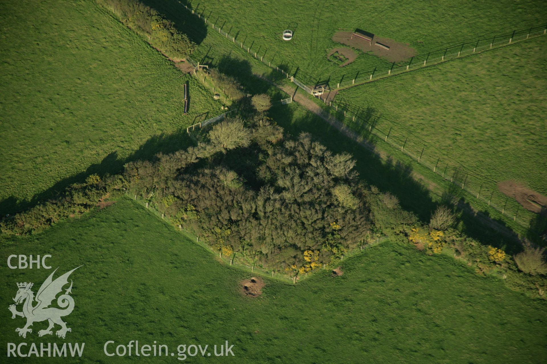 RCAHMW colour oblique photograph of Rhyndaston-Fawr Tump. Taken by Toby Driver on 23/10/2007.