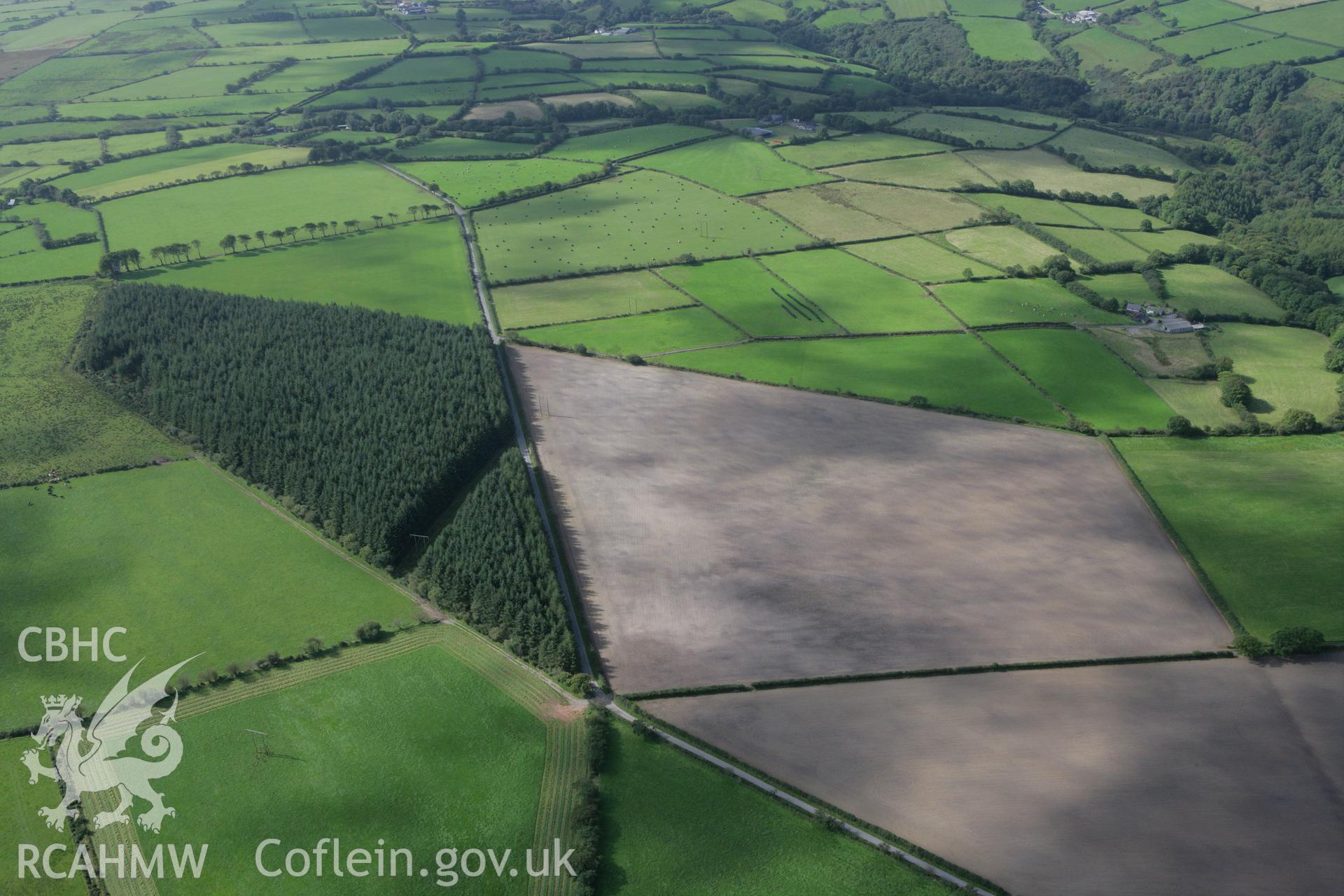 RCAHMW colour oblique photograph of Crug Sglethin, fields to north of. Taken by Toby Driver on 11/09/2007.