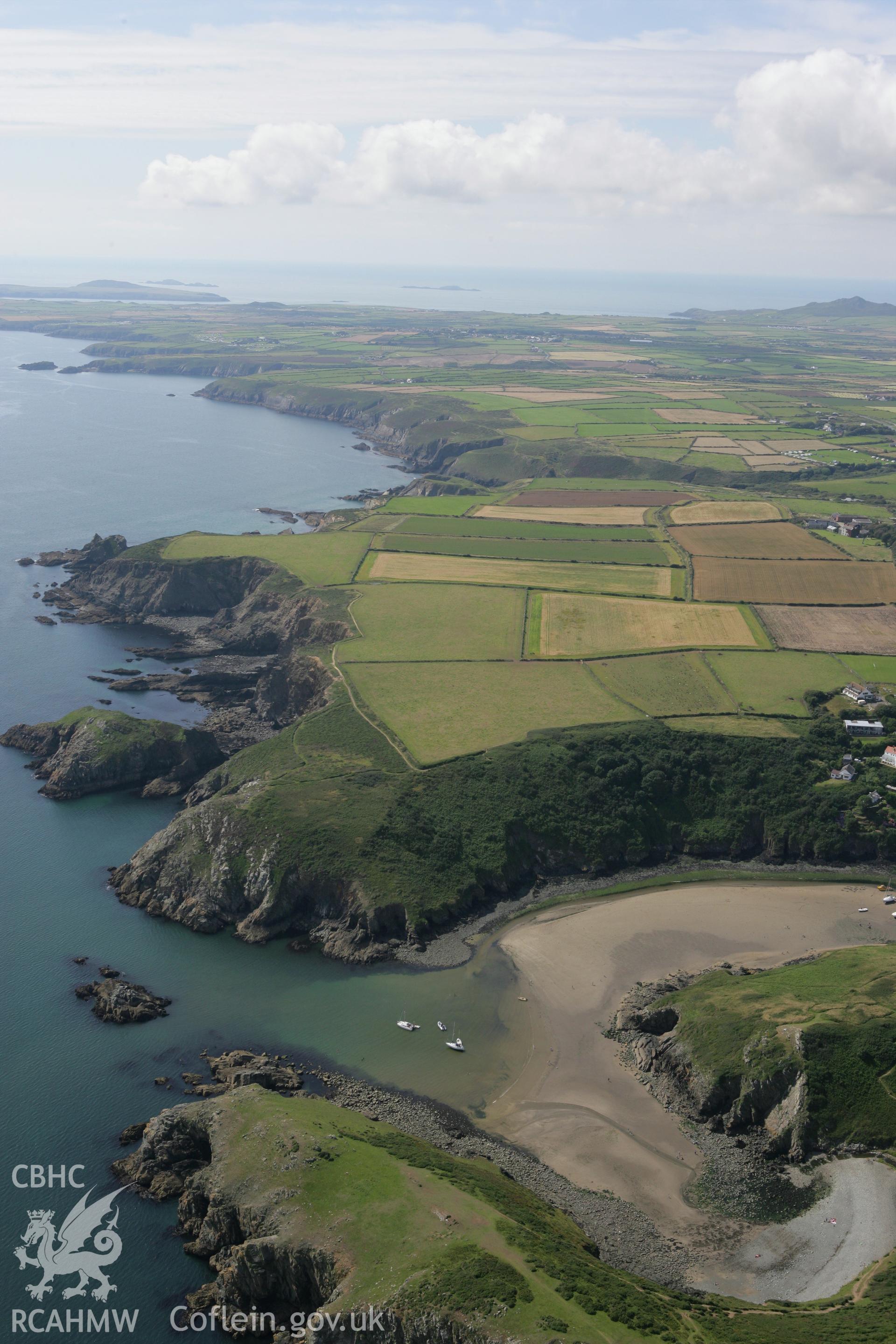 RCAHMW colour oblique photograph of Gribin, promontory fort south of Solva. Taken by Toby Driver on 01/08/2007.