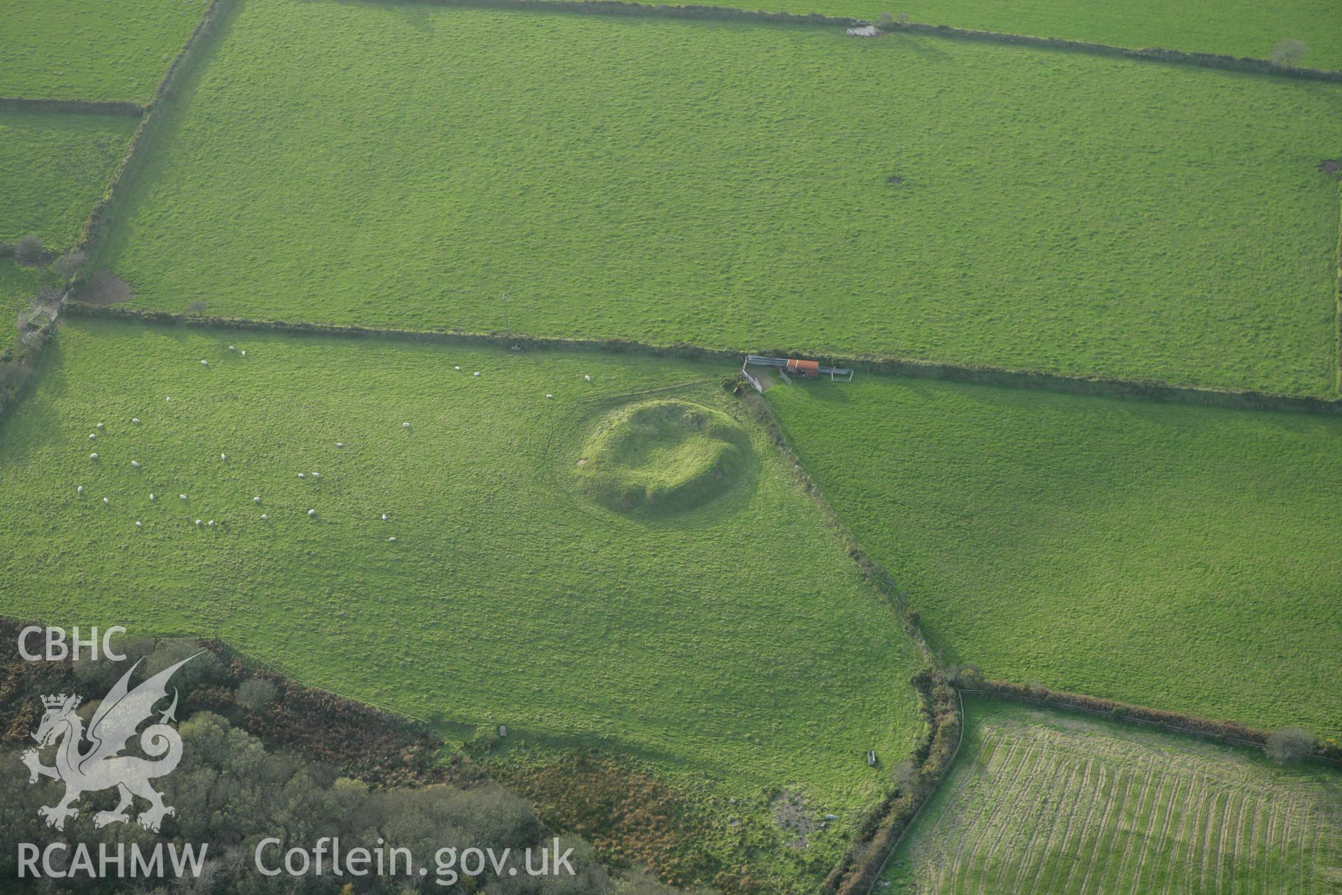 RCAHMW colour oblique photograph of Castell Pen-gawsi. Taken by Toby Driver on 06/11/2007.